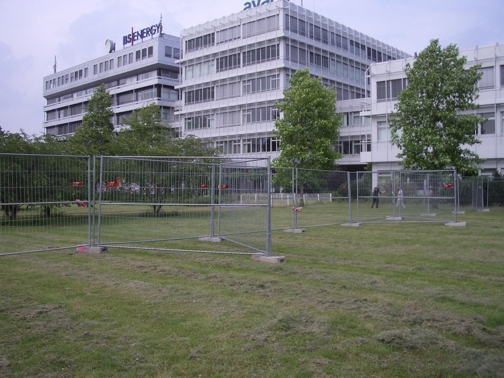 Bauzaun inkl. Gummistein, Mobilzaun, Schutzzaun, Schutzgitter, Baustellenabsperrung, Veranstaltungsabsperrung, mobile Absperrung, Eventabsperrung, Absperrgitter, Objektschutz, Baustellenzaun, Baustell – 3