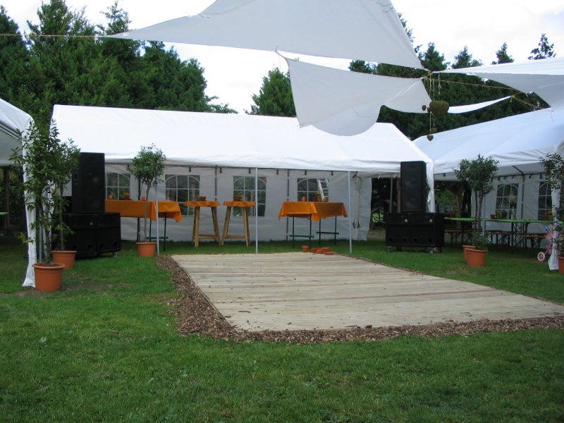 Partyzelt 4 x 8 m mieten – 32 m² Festzelt mit flexiblen Seitenwänden – 2