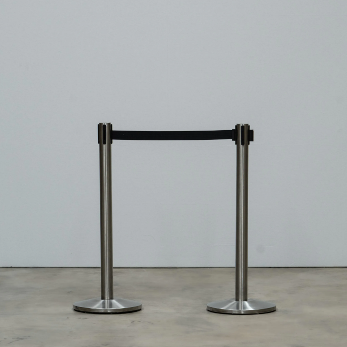 Absperrsäule (Chrom) mit Ausziehband, schwarz