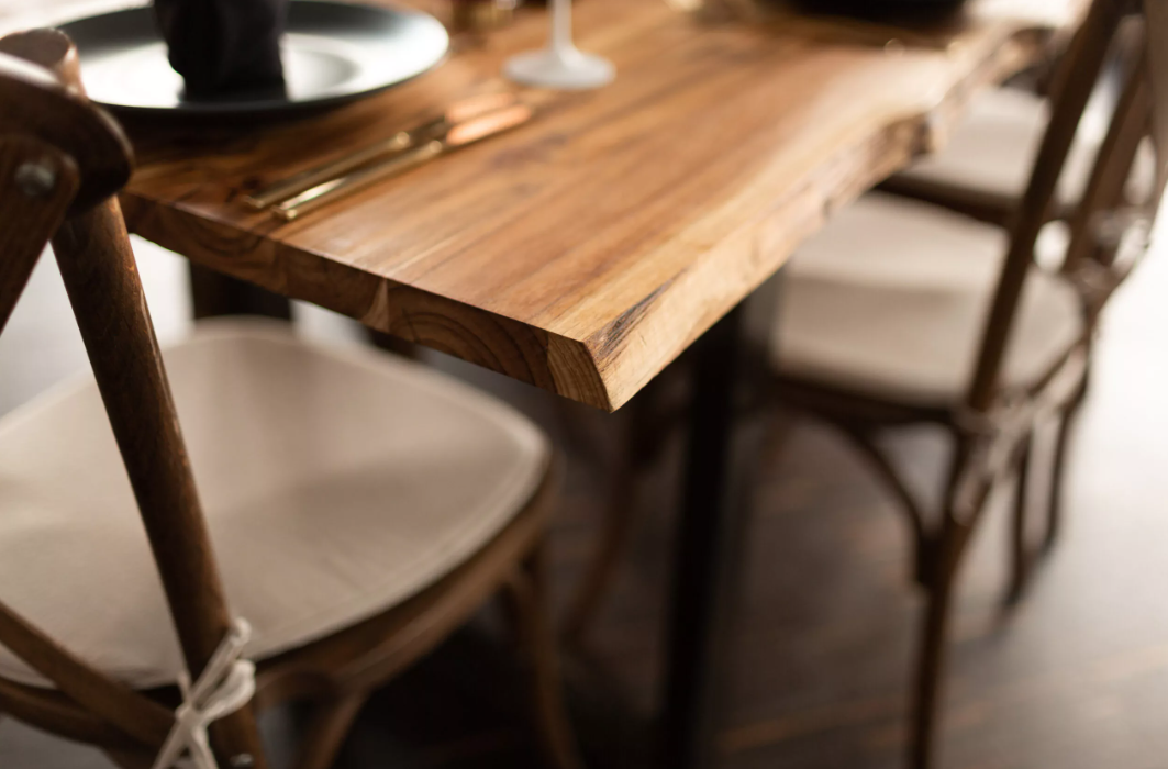 Massiver Teakholz-Tisch – 2