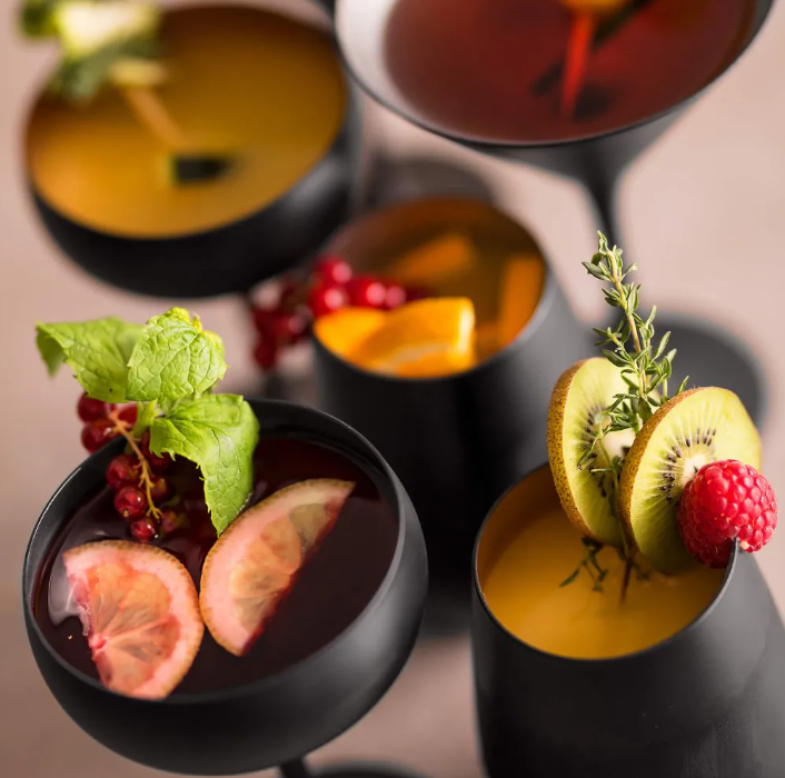 Becher Joleen schwarz mieten – edles Design mit silbernem Innenleben – 2