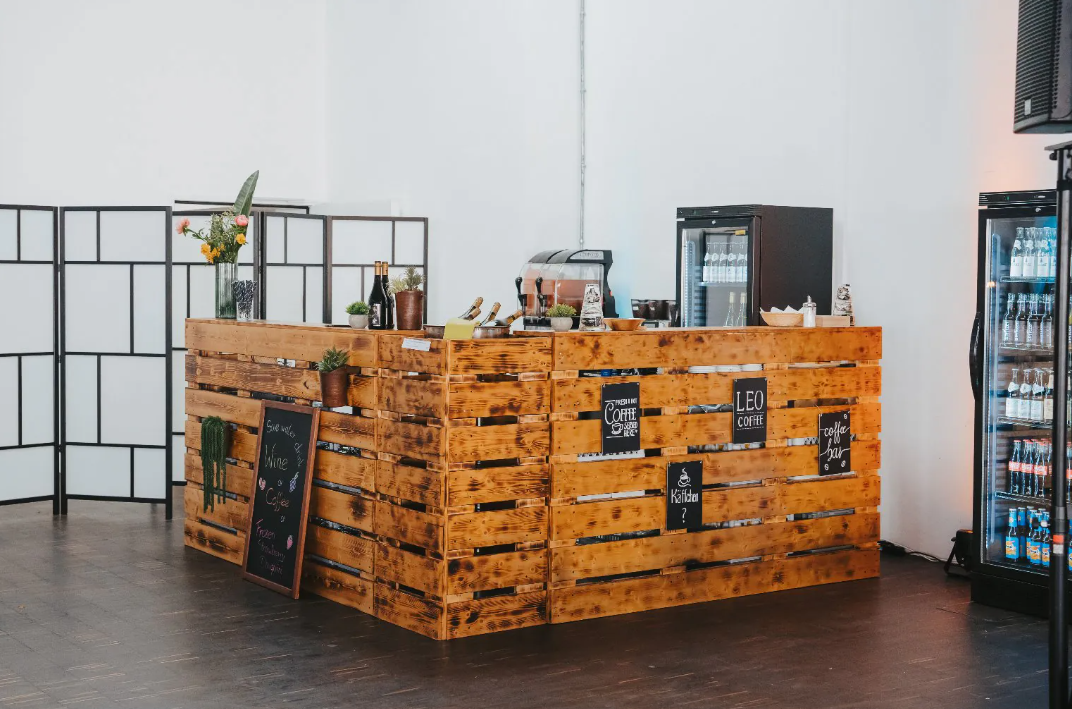 Paletten-Bar mieten – rustikales Design, L-förmig erweiterbar – 2