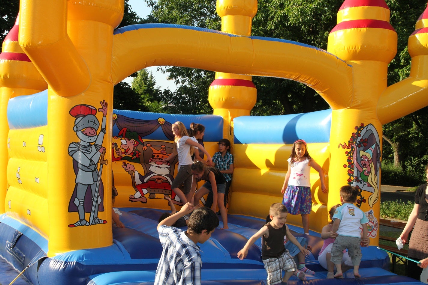 Hüpfburg ~ Schloss ~ Springburg ~ hüpfen ~ Schloß ~ Hopsburg ~ bei spass-events – 2