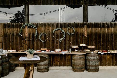 Holzbuffet / Buffet mit Weinfässern – 3