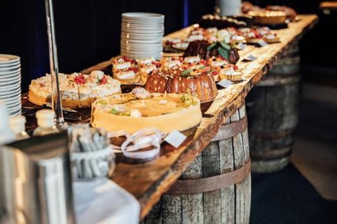 Holzbuffet / Buffet mit Weinfässern – 2