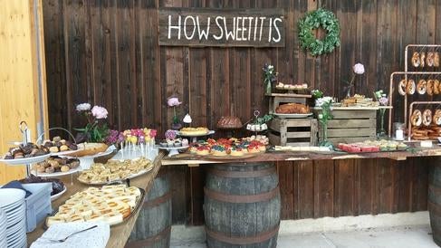 Holzbuffet / Buffet mit Weinfässern – 4