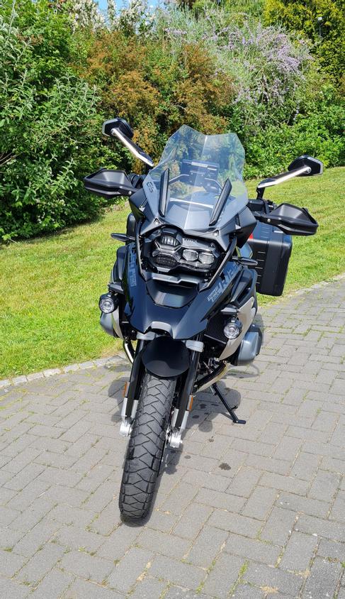 BMW R 1250 GS Triple Black und BMW R 1250 GS werkseitig tiefergelegt für Personen ab 1,70m mit Navi, Tankrucksack und Koffer in 27639 Wurster Nordseeküste mieten – 3