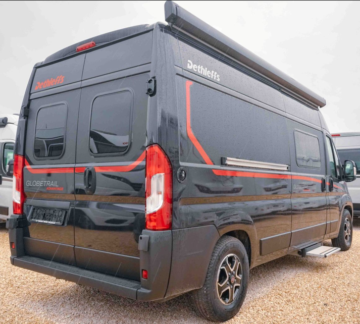 Dethleffs Globetrail 600 ER Automatik , ein 6m Kastenwagen mit Längsbetten und Aufstelldach, 4 Schlafplätze – 4
