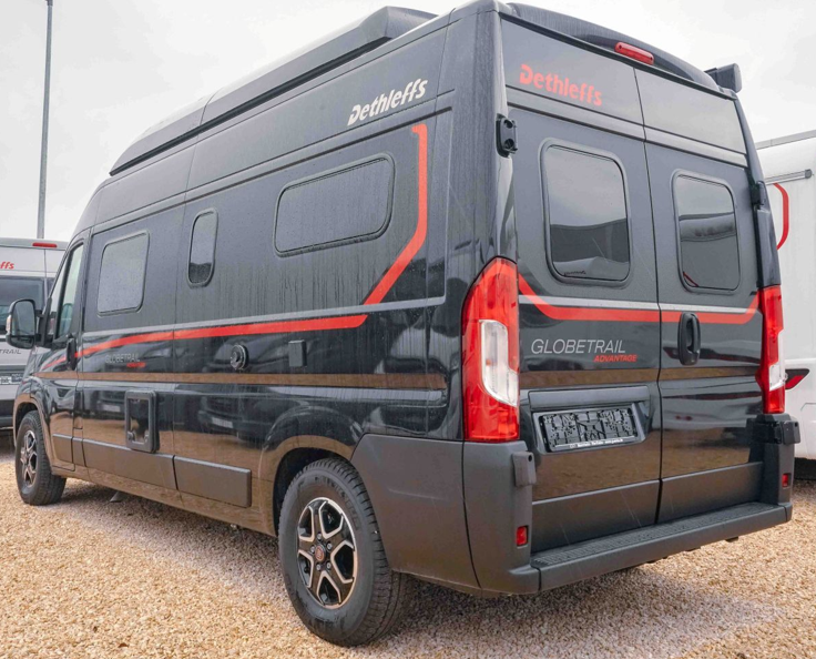 Dethleffs Globetrail 600 ER Automatik , ein 6m Kastenwagen mit Längsbetten und Aufstelldach, 4 Schlafplätze – 3