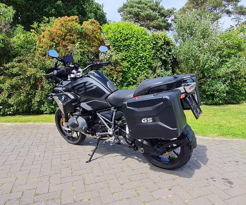 BMW R 1250 GS Triple Black und BMW R 1250 GS werkseitig tiefergelegt für Personen ab 1,70m mit Navi, Tankrucksack und Koffer in 27639 Wurster Nordseeküste mieten – 4