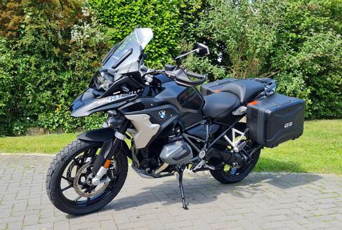 BMW R 1250 GS Triple Black und BMW R 1250 GS werkseitig tiefergelegt für Personen ab 1,70m mit Navi, Tankrucksack und Koffer in 27639 Wurster Nordseeküste mieten