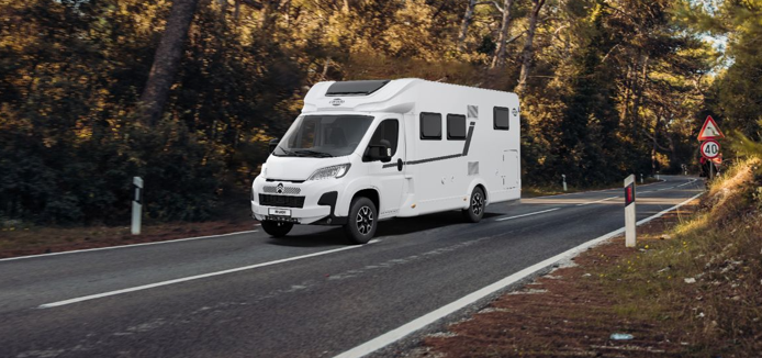 Wohnmobil Carado T 338 S Teilintegrierter 698 m , mit vollautomatischer Satanlage ,DoppelDin Radio, Rückfahrkamera, 3er Fahrradträger und Markise für bis zu 5 Personen