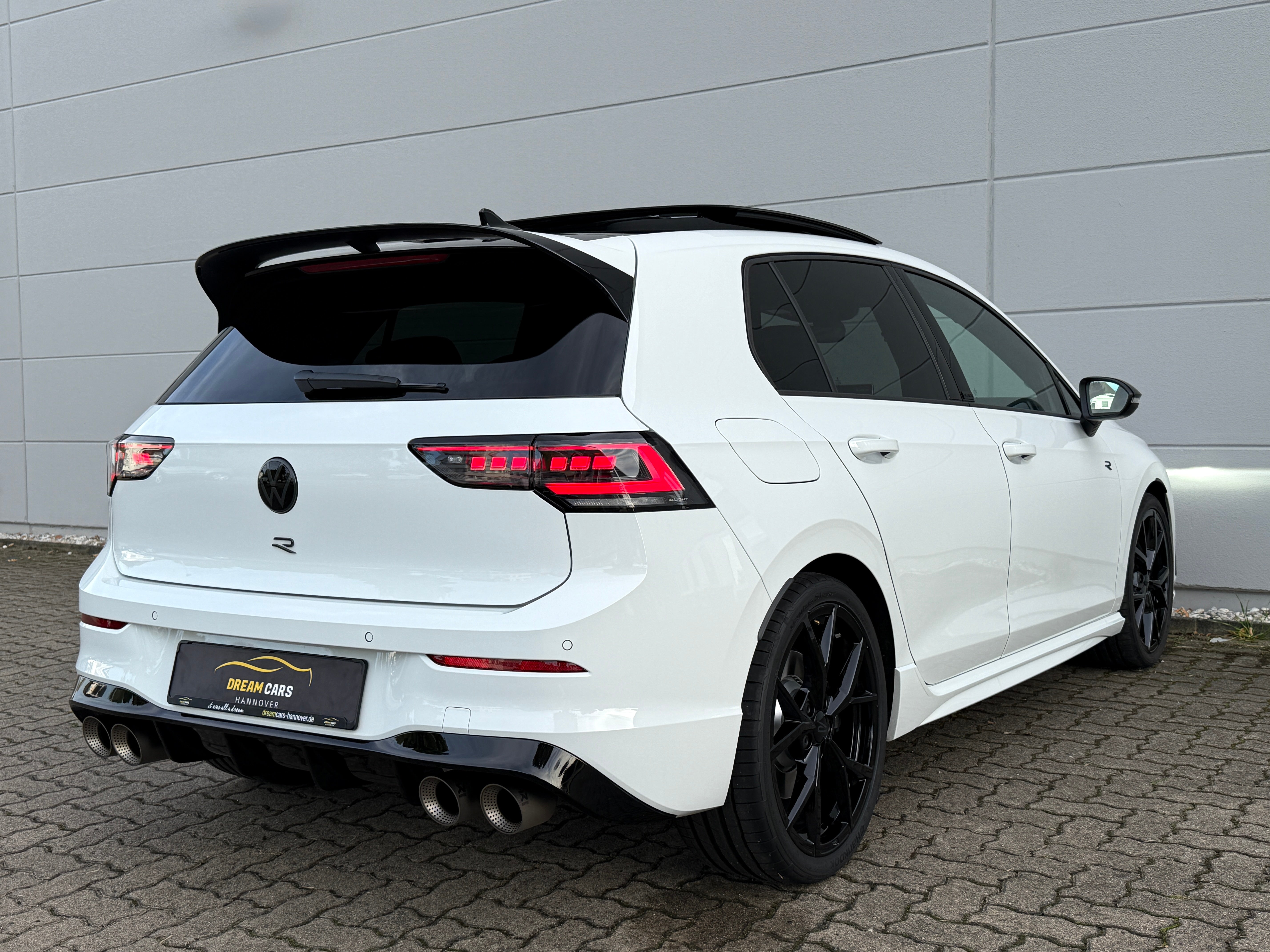 Golf 8 R Akrapovic Black Edition 333PS Sportwagen mieten Auto – 3