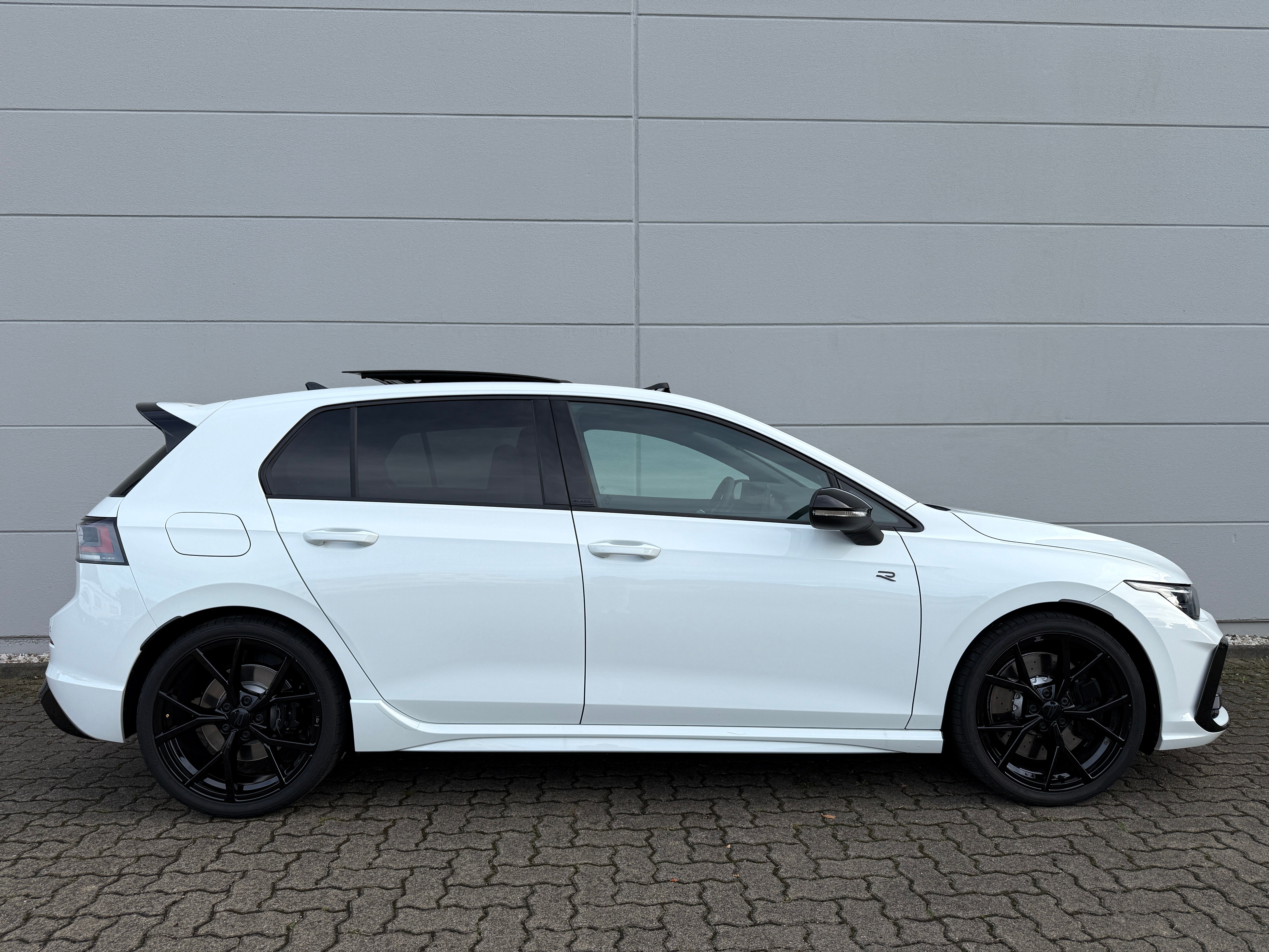 Golf 8 R Akrapovic Black Edition 333PS Sportwagen mieten Auto – 2