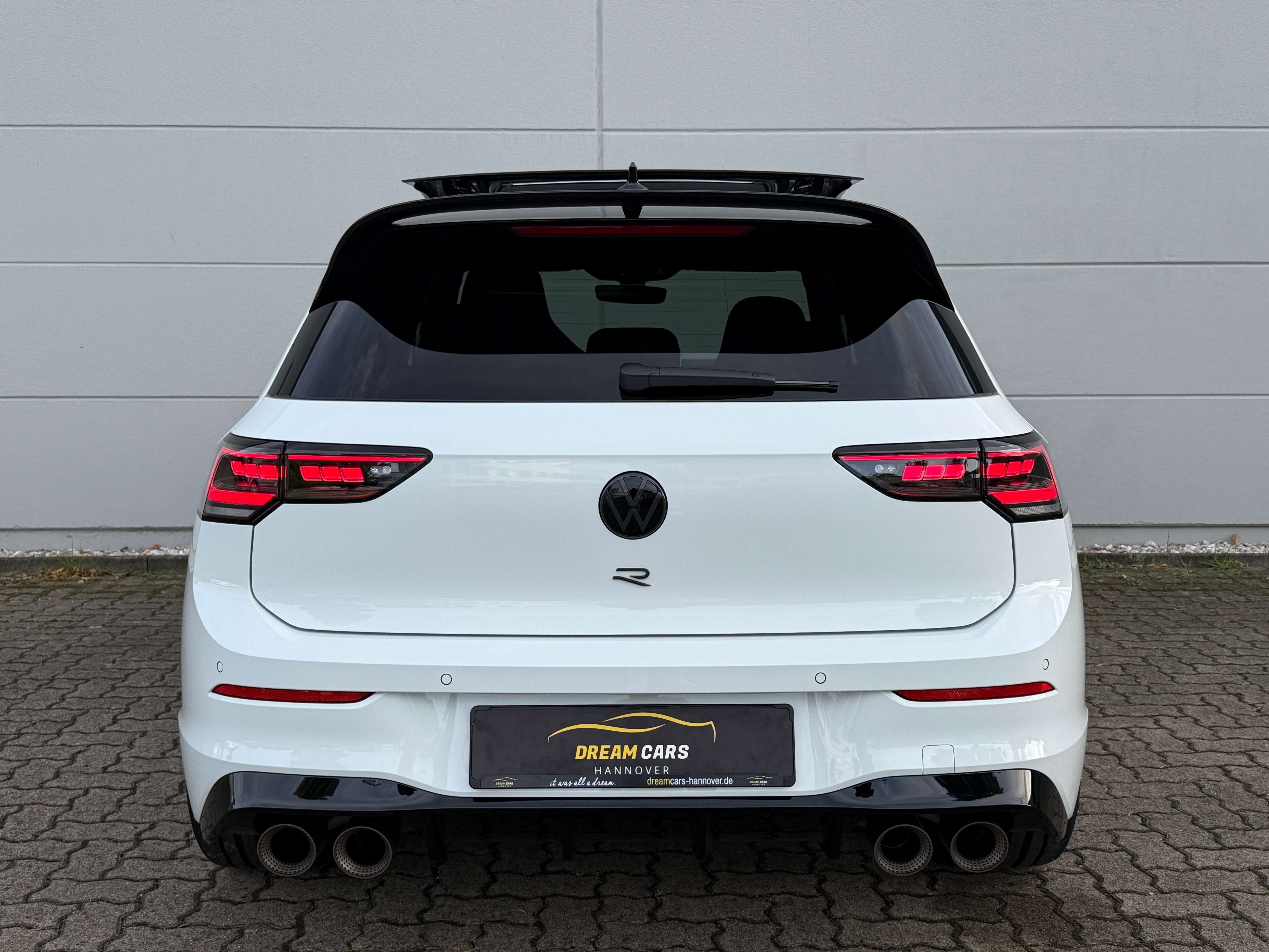 Golf 8 R Akrapovic Black Edition 333PS Sportwagen mieten Auto – 4