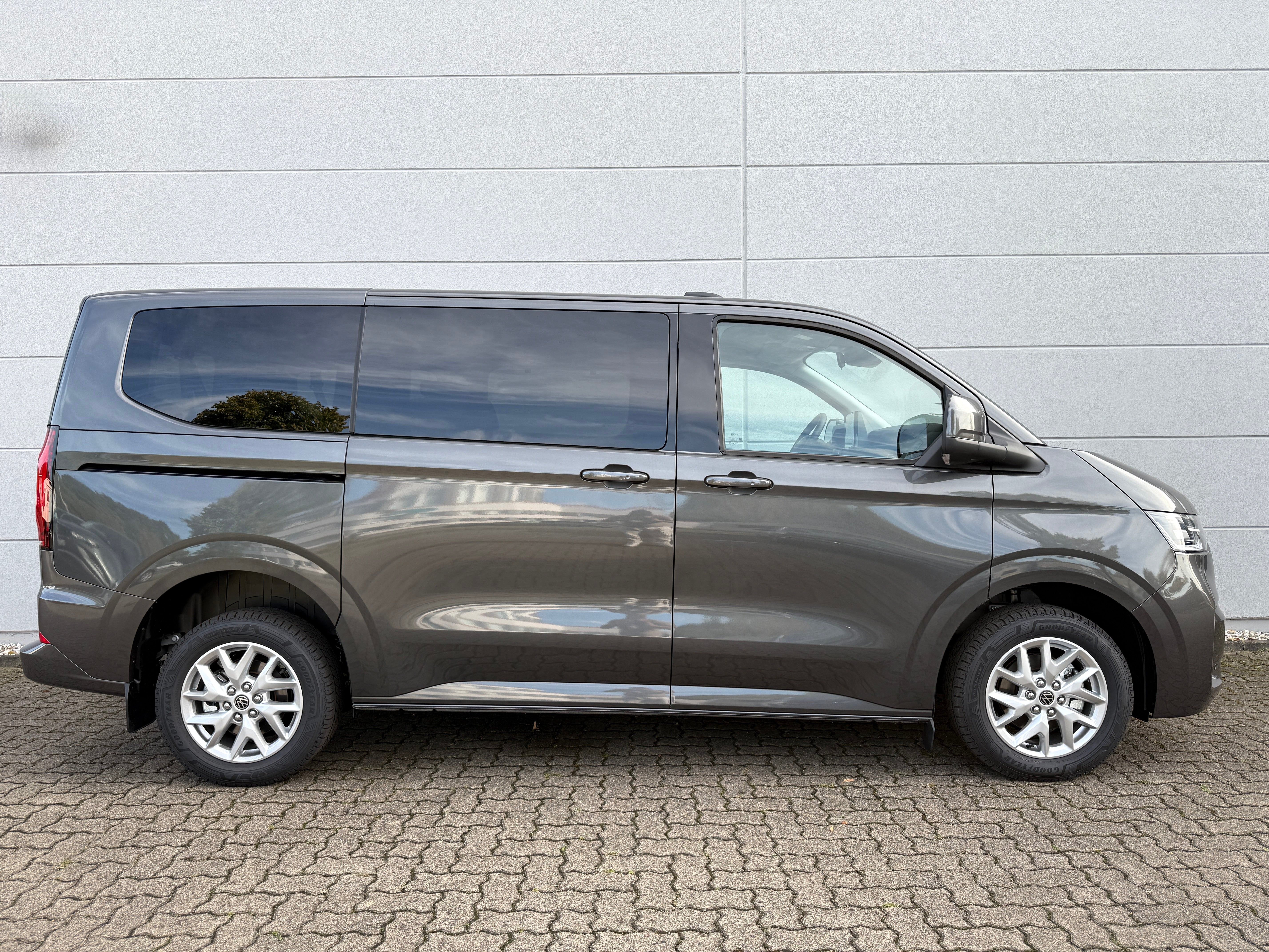 VW T7 Caravelle 9 Sitzer mieten Van mieten Automieten Luxus Bus – 2