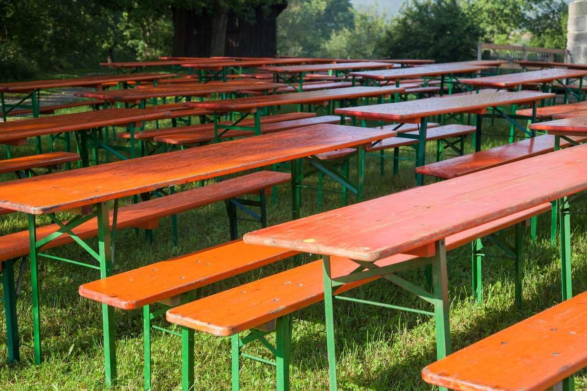 Sitzmöglichkeiten / Bierzeltgarnituren / Klappstühle uvm