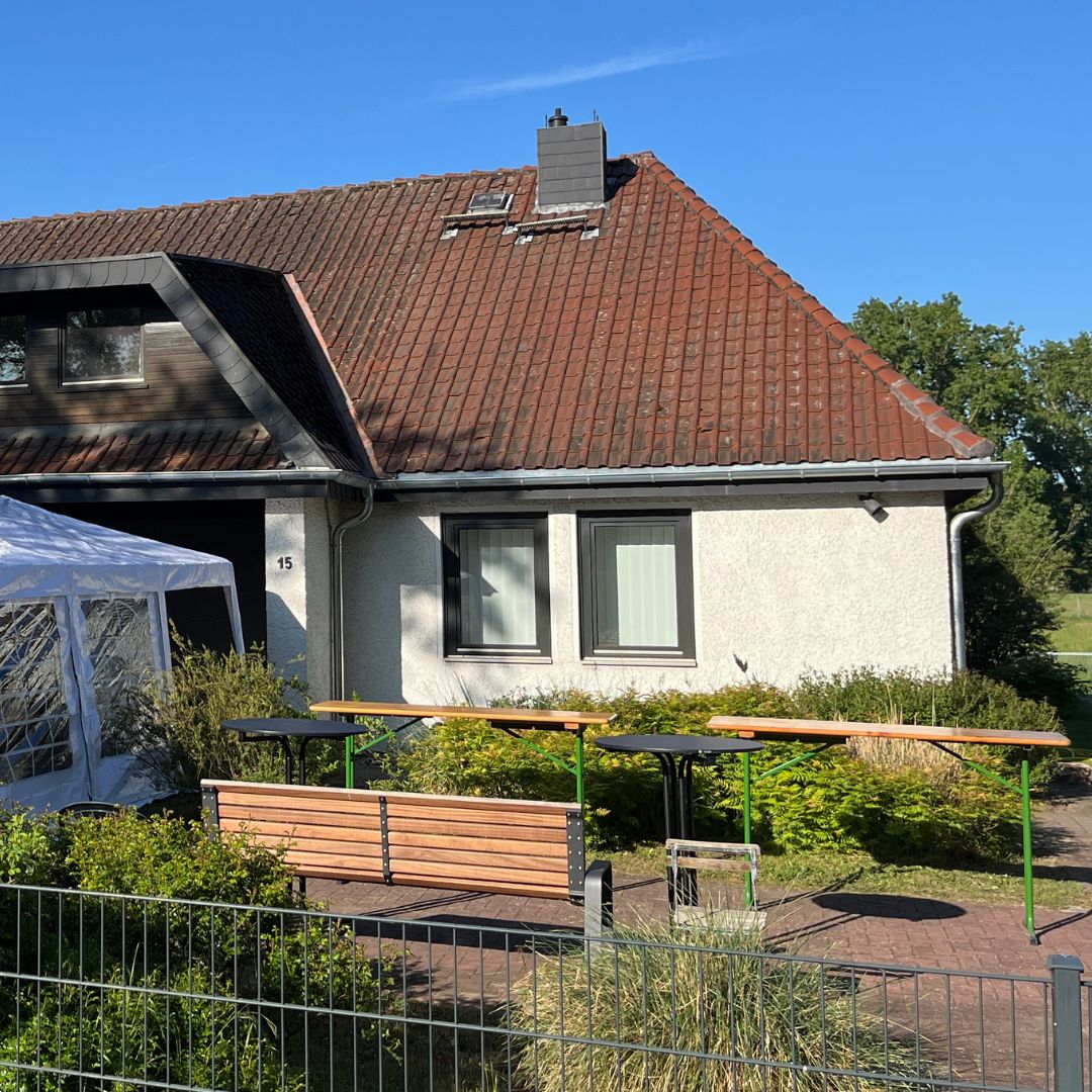 Stehtische rund und in Bierzelgarnitur-Optik – 3