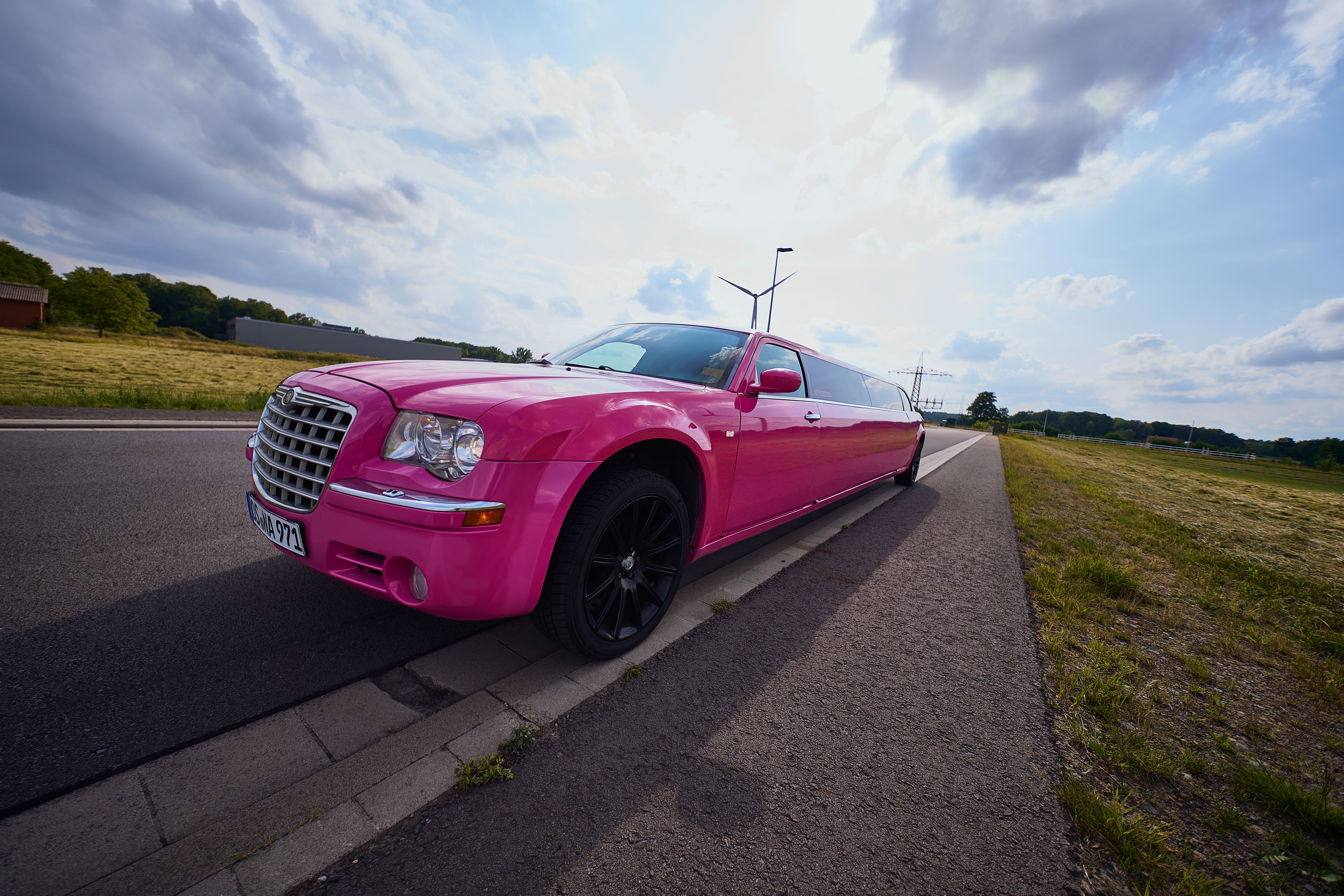 Chrysler 300c Stretchlimousinen (weiß,schwarz,pink) – 2