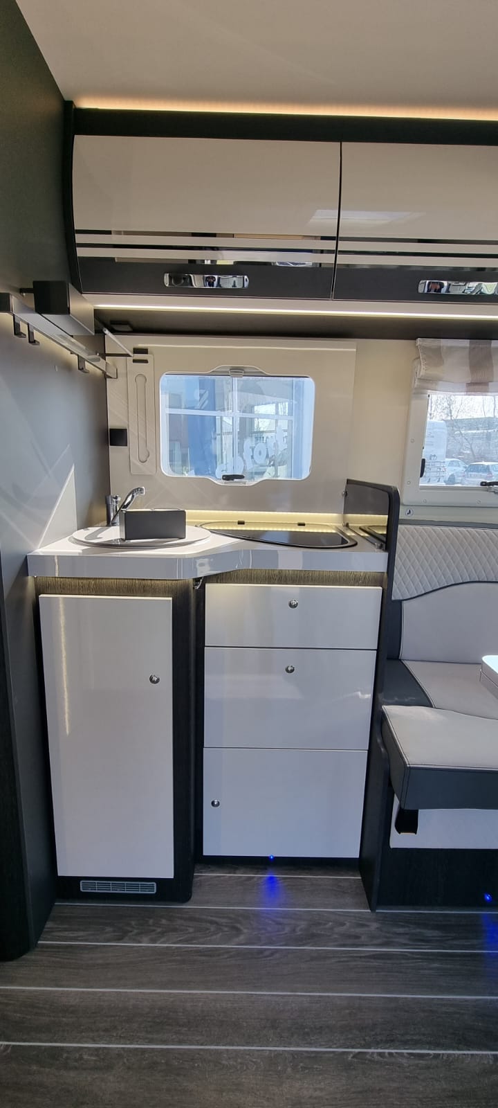 KATEGORIE Luxery - ROLLER TEAM ZEFIRO 287 INTEGRALE - 4 Mitfahrplätze, 4 Schlafplätze – 4