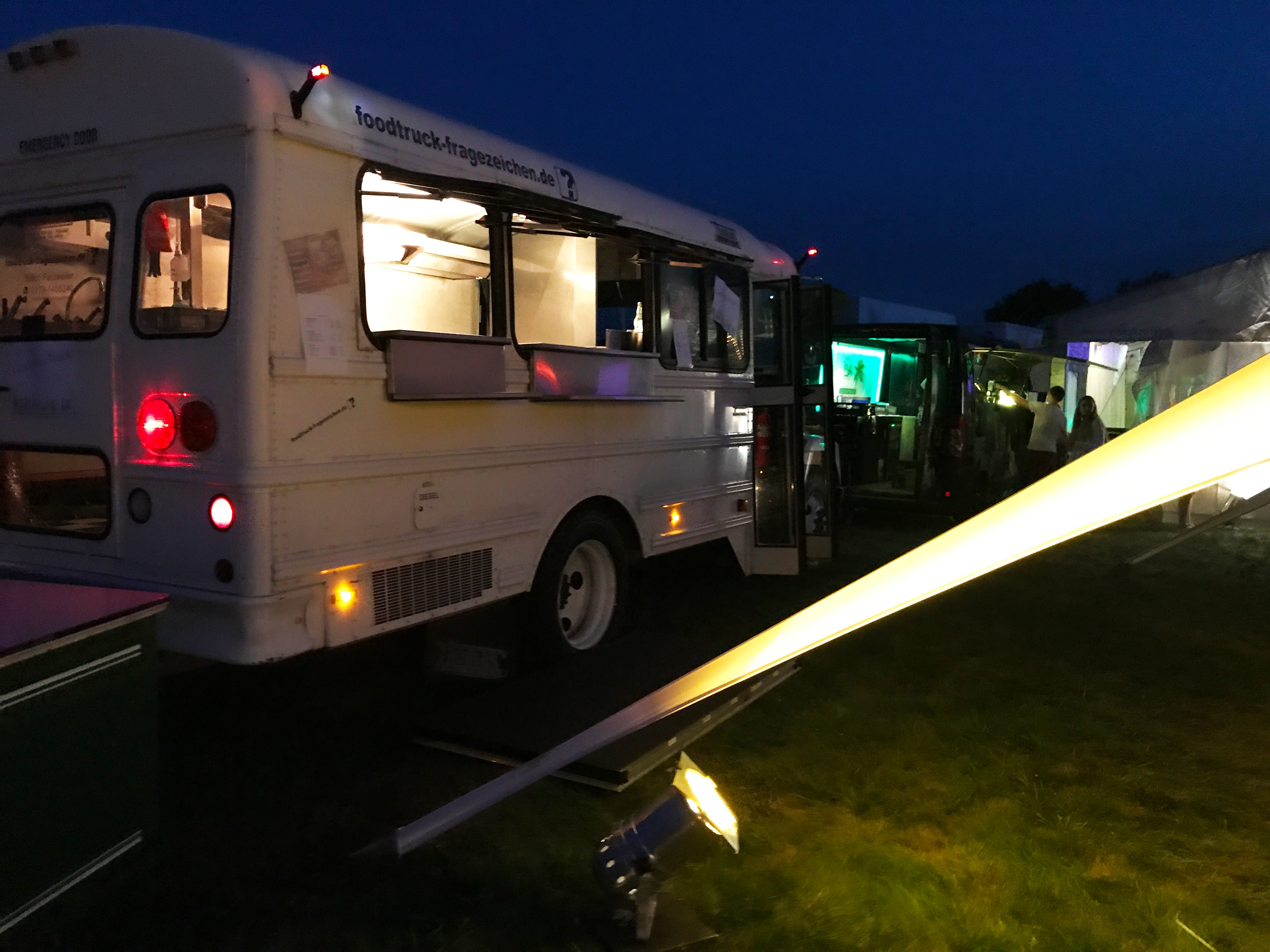 Foodtruck / Schoolbus / Catering / Imbisswagen / Streedfood – 2