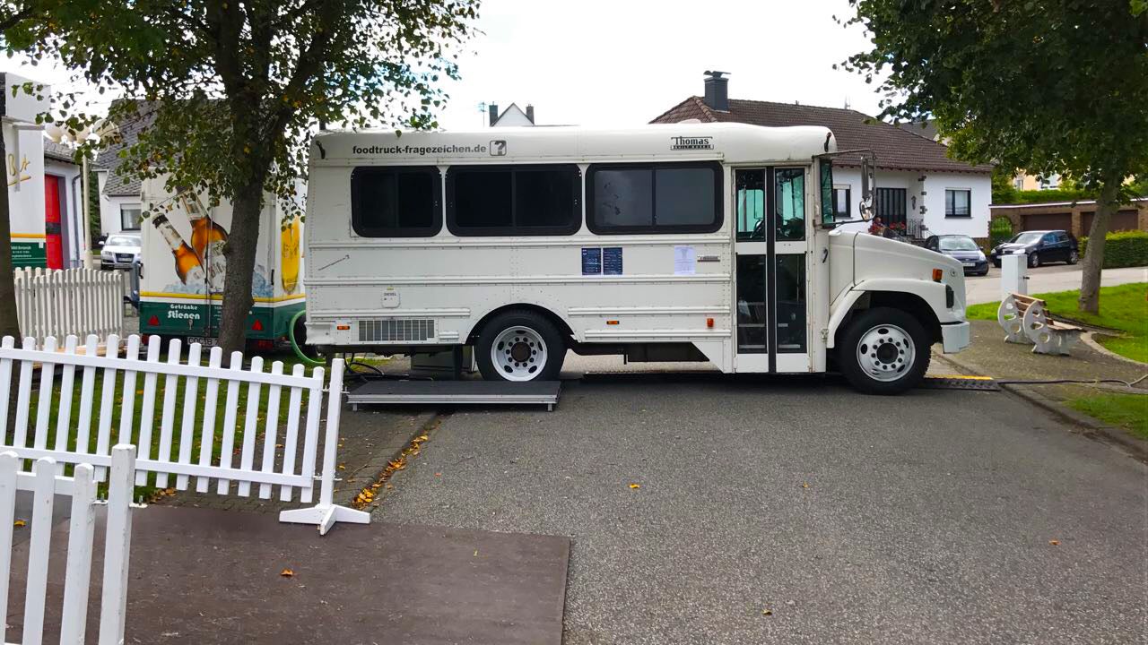 Foodtruck / Schoolbus / Catering / Imbisswagen / Streedfood – 3