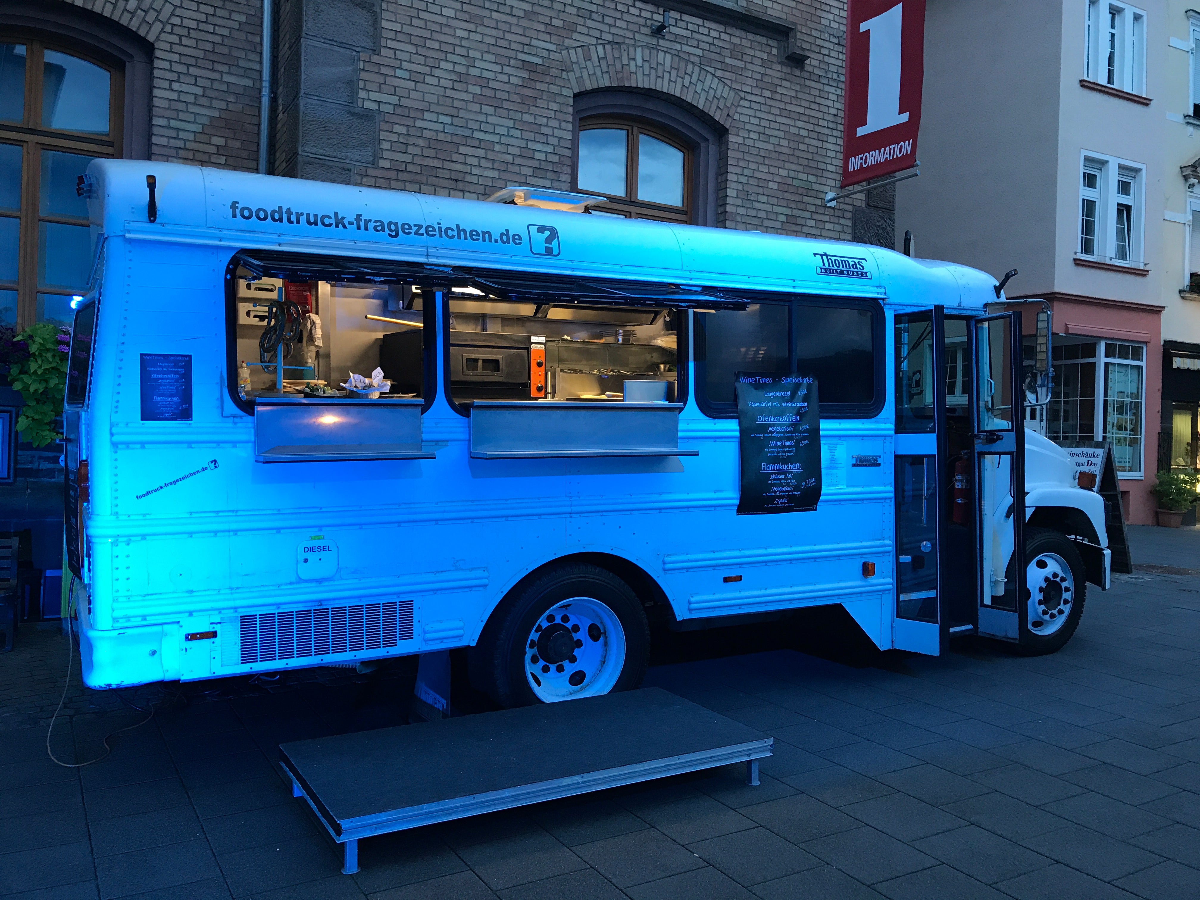 Foodtruck / Schoolbus / Catering / Imbisswagen / Streedfood