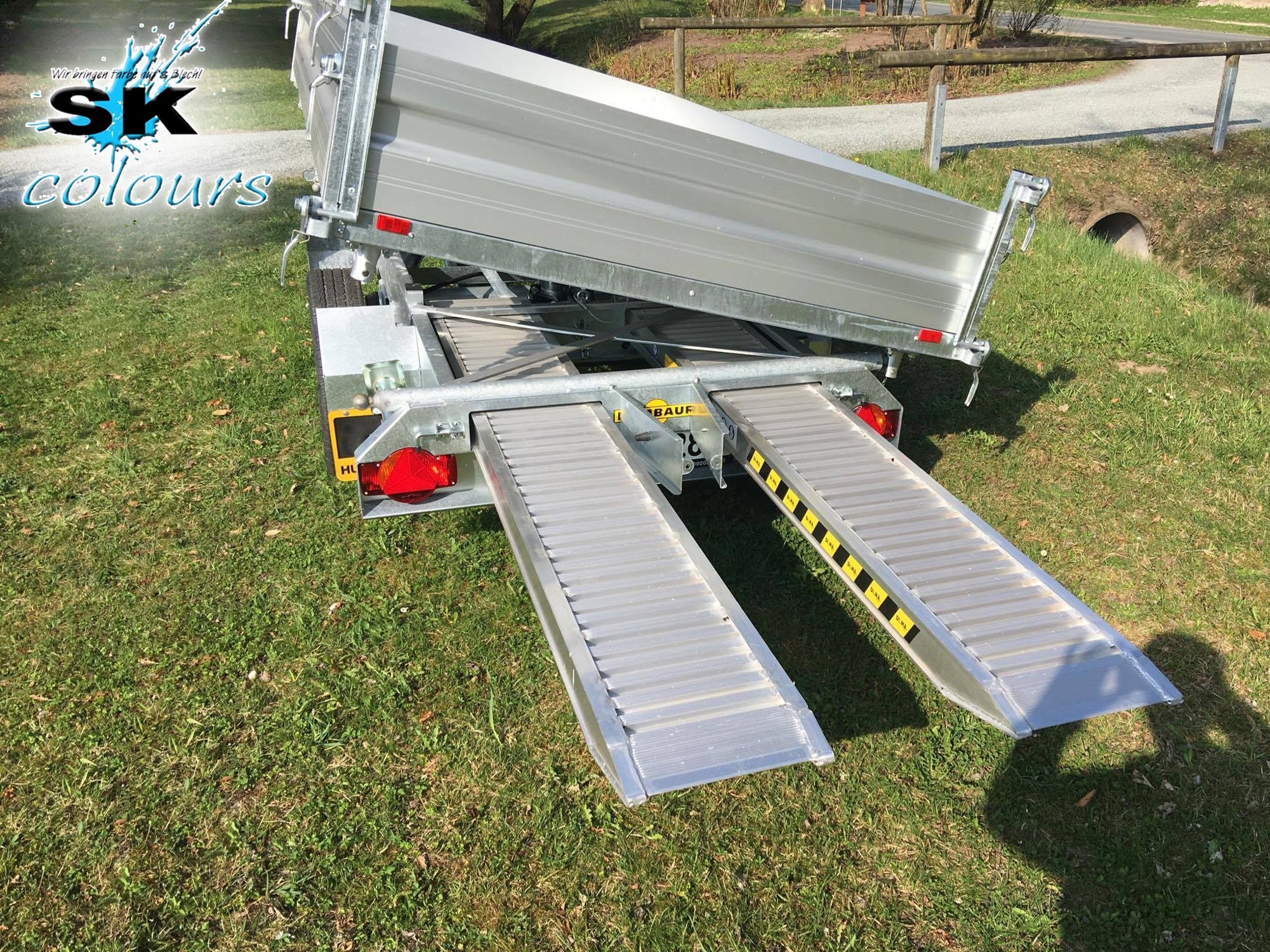 3 Seitenkipper Baumaschinentransporter Anhänger mieten 3500kg inkl Auffahrrampen bis 2800 kg