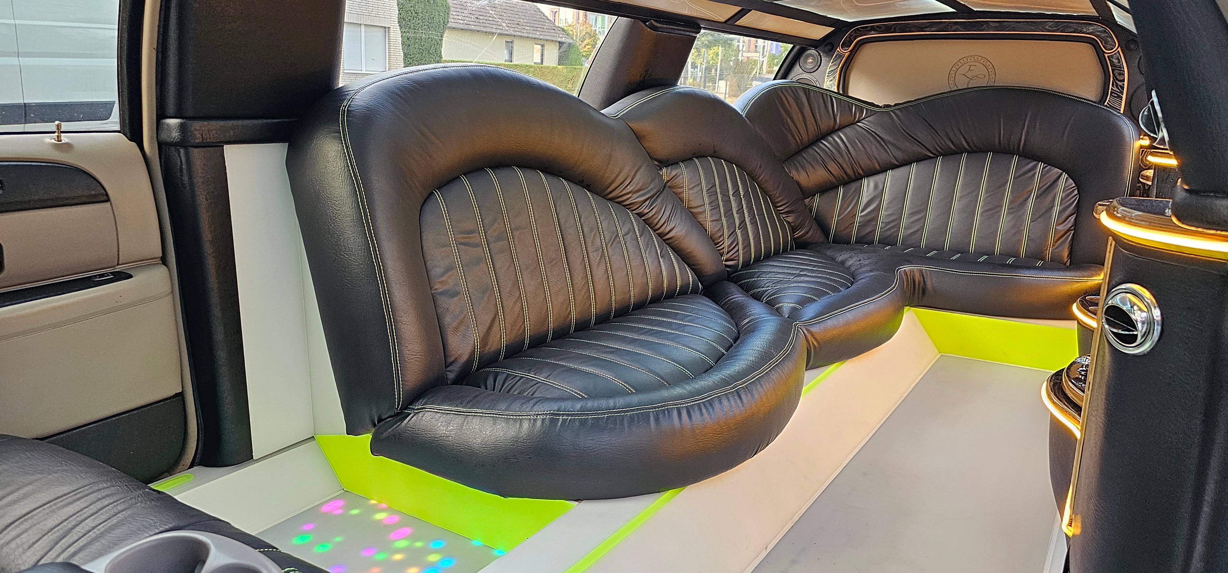 Excalibur Oldtimer Stretchlimousine in Weiß mit rotem Teppich und einer Sektflasche – 3