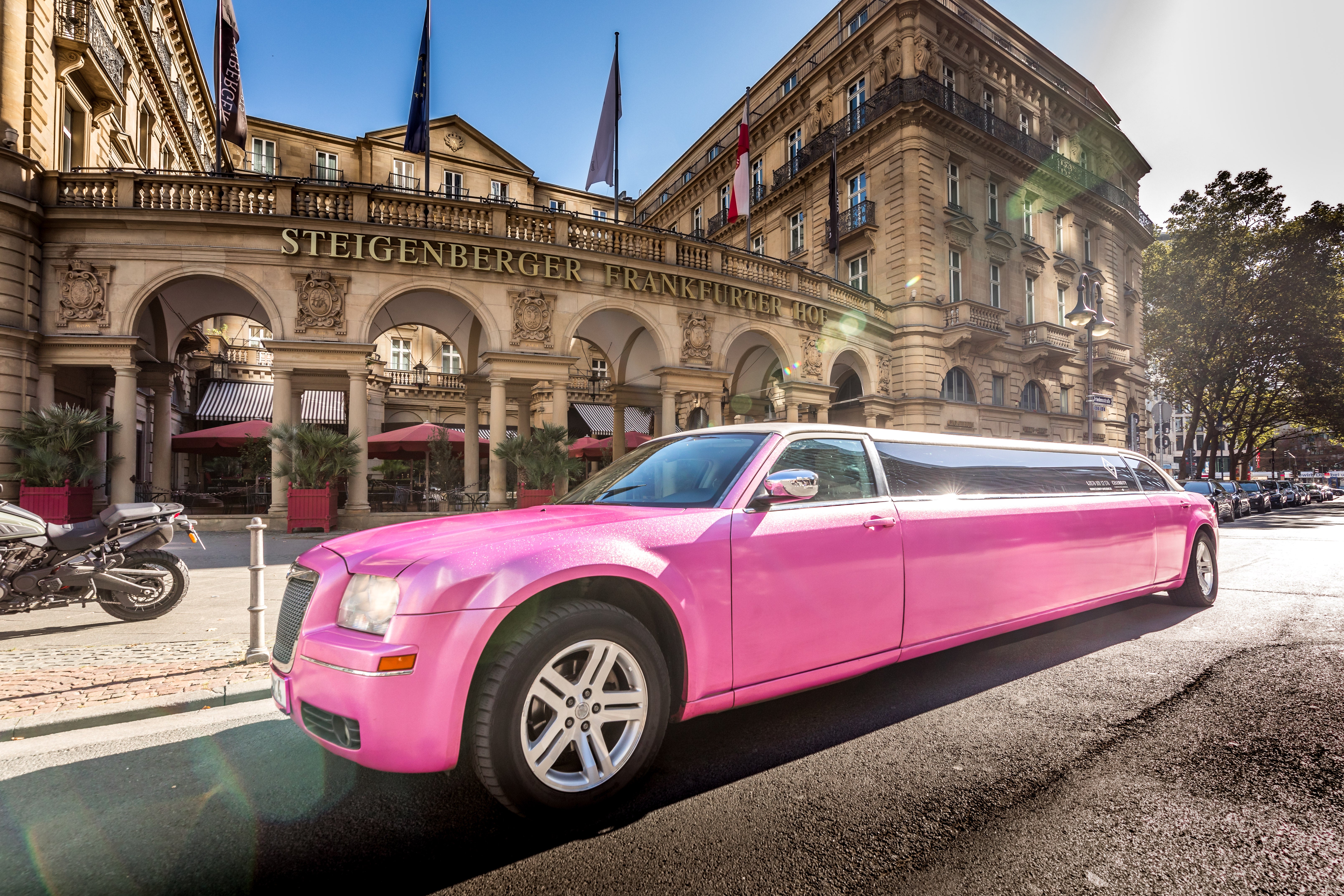 Chrysler 300C PINKE Stretchlimousine mit rotem Teppich – 3