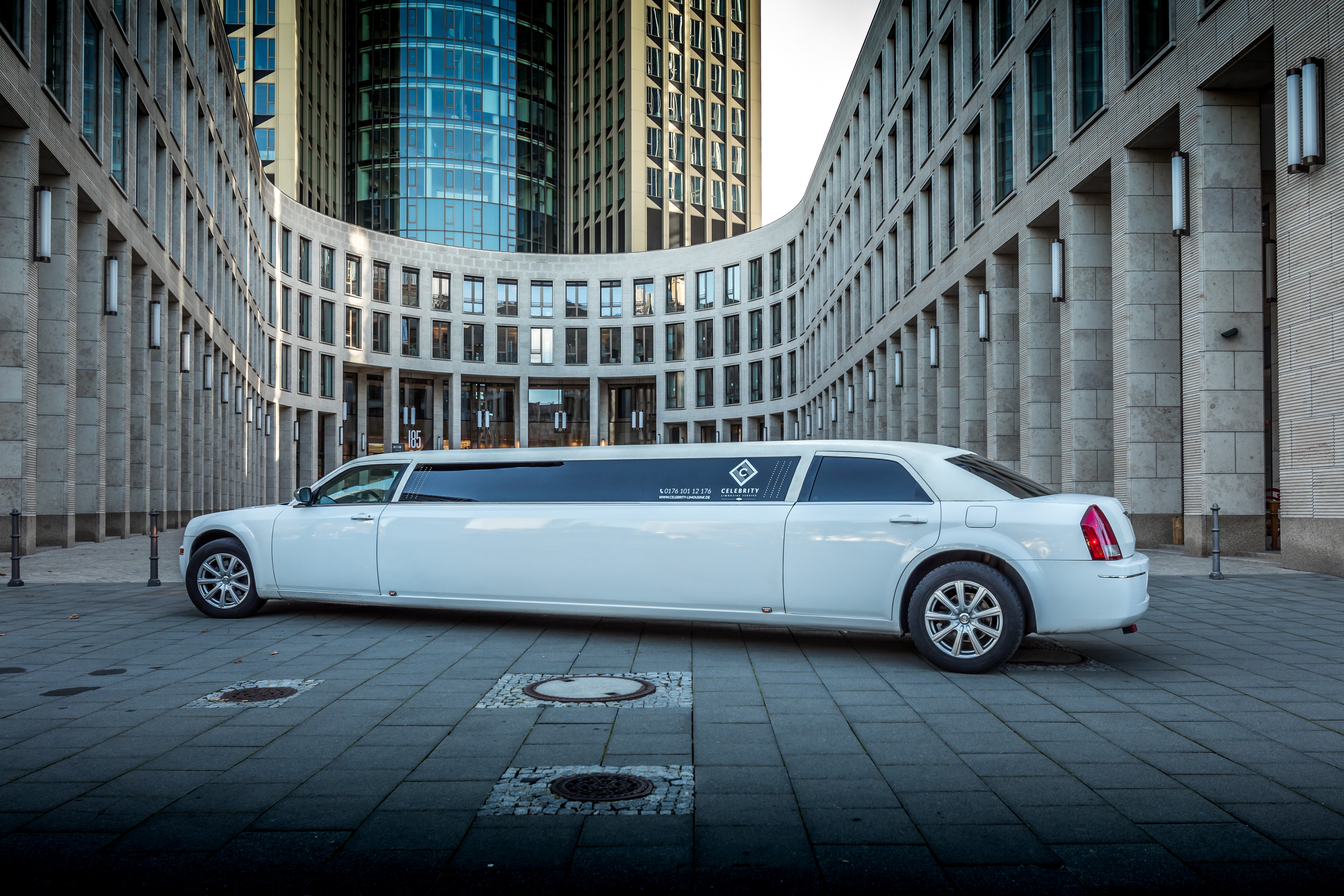 Chrysler 300C Stretchlimousine in WEISS mit rotem Teppich – 2