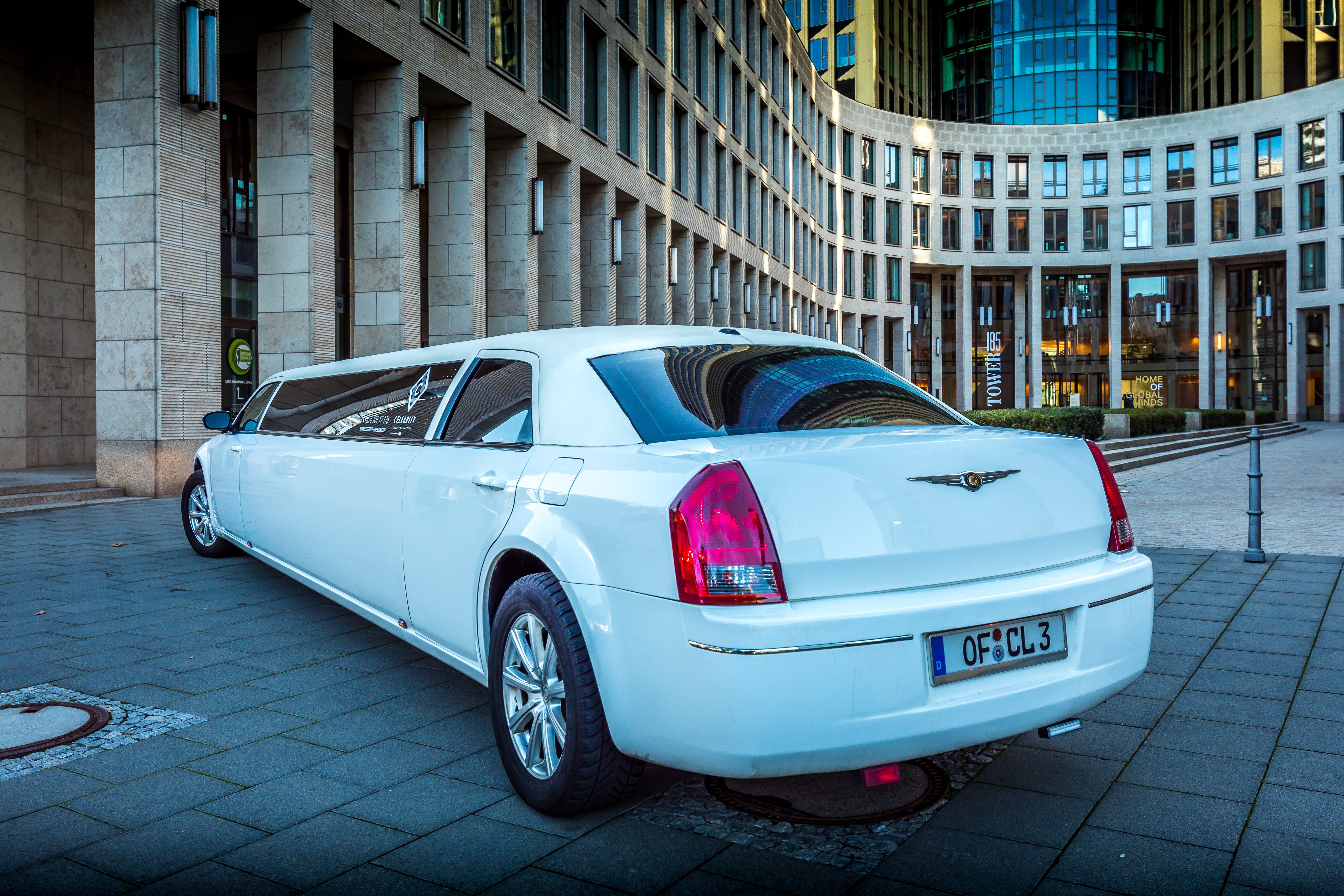 Chrysler 300C Stretchlimousine in WEISS mit rotem Teppich – 3