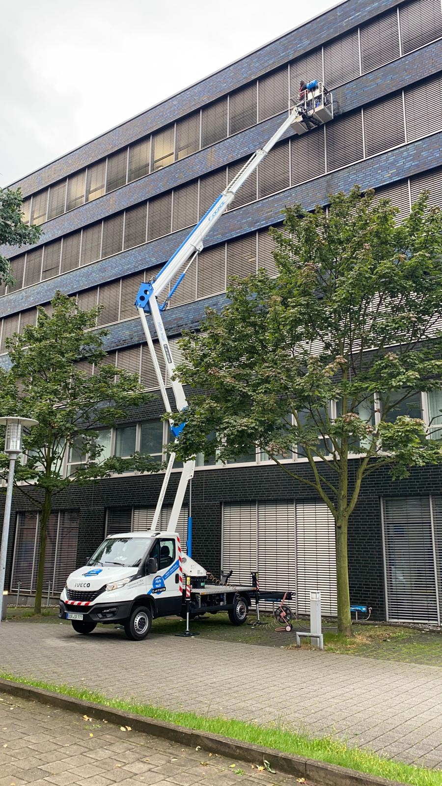 MIETE! 24m LKW Gelenkarbeitsbühne Arbeitsbühne Hubsteiger Teleskopbühne 3,5t – 3
