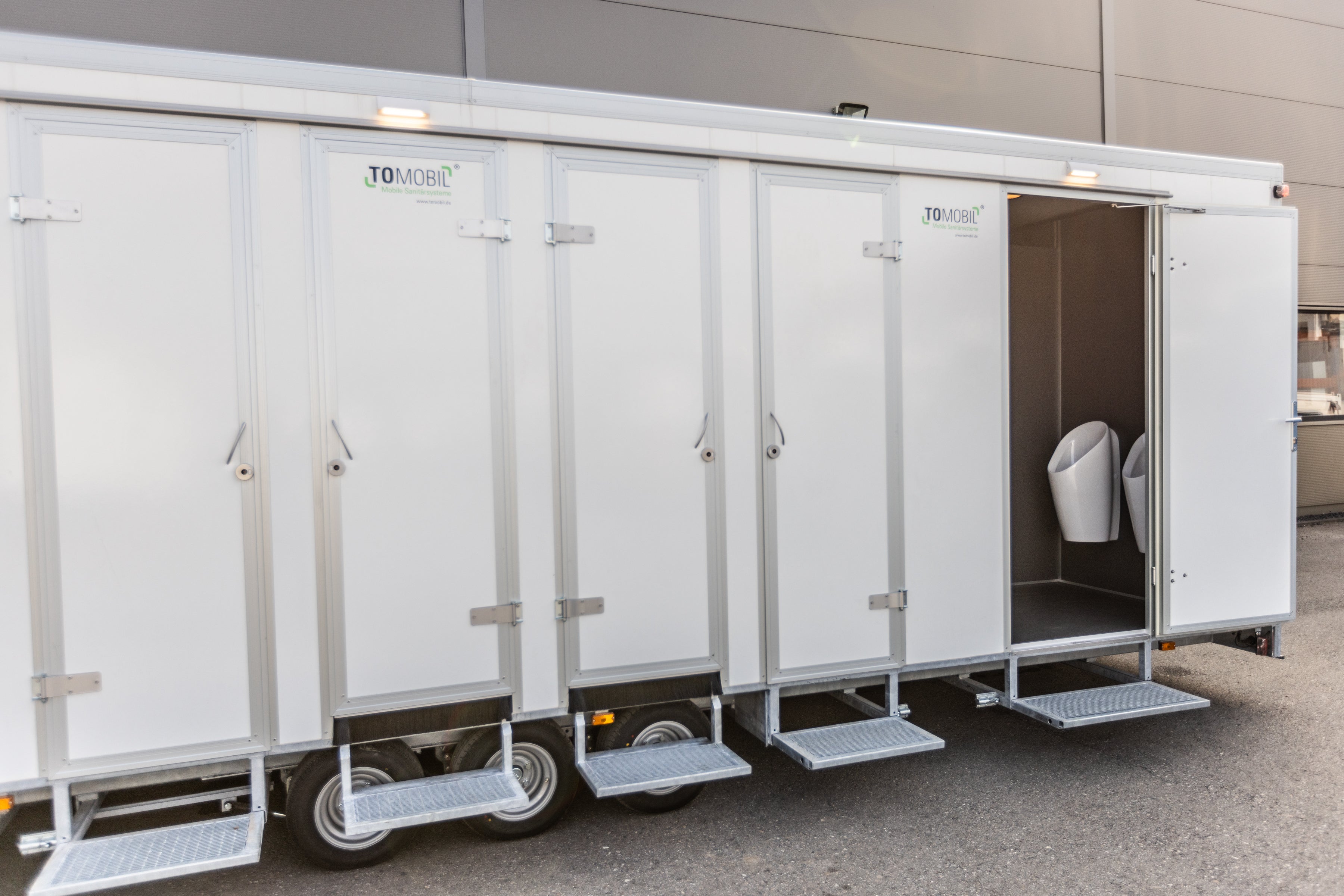 Mega-Jumbo UNISEX-Toilettenwagen – 2
