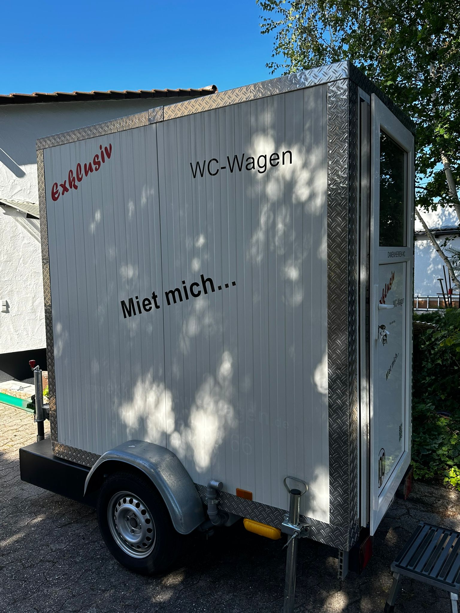 **TANK-TOILETTENWAGEN** Event-WC für bis zu 150 Personen – 2