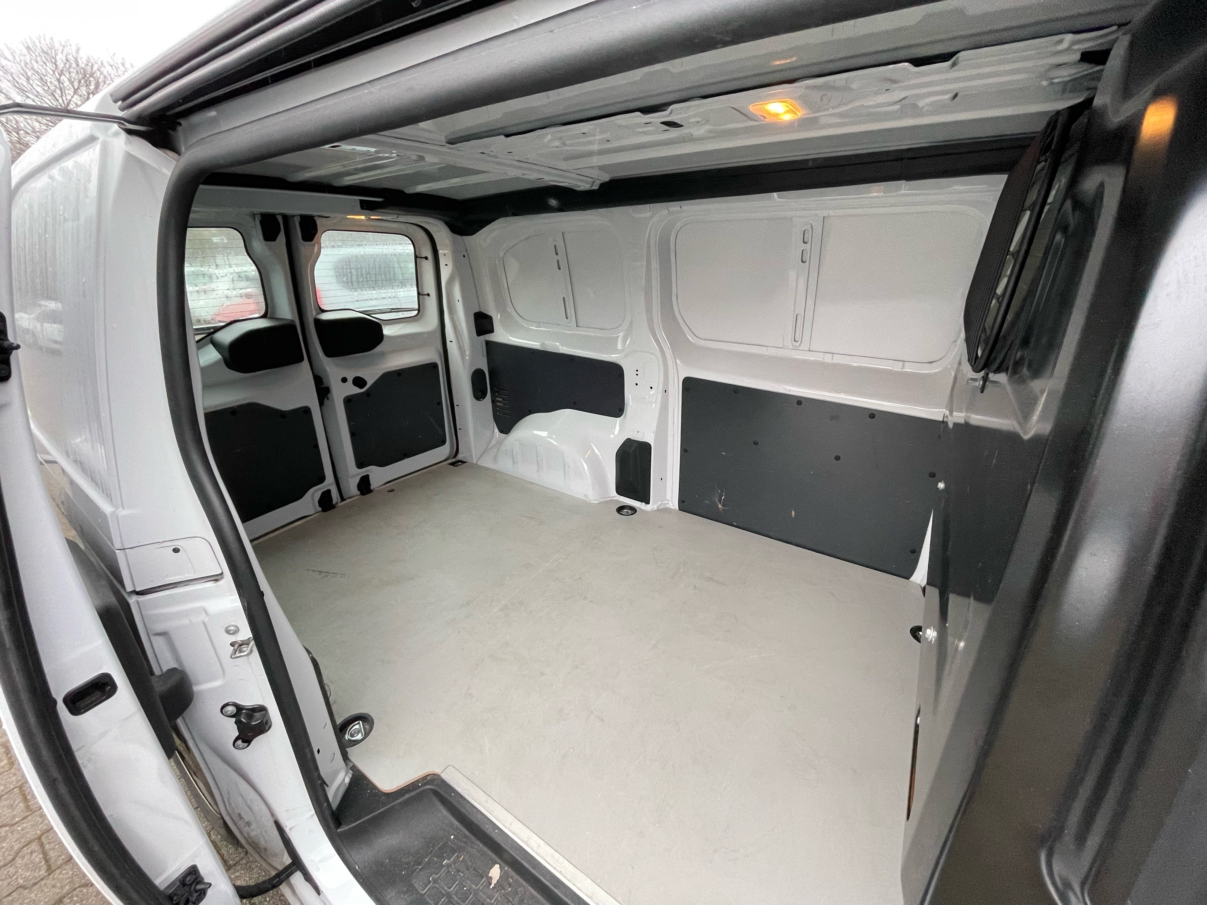 Opel Vivaro Kastenwagen – Praktischer Transporter für Umzüge und Transporte – 4