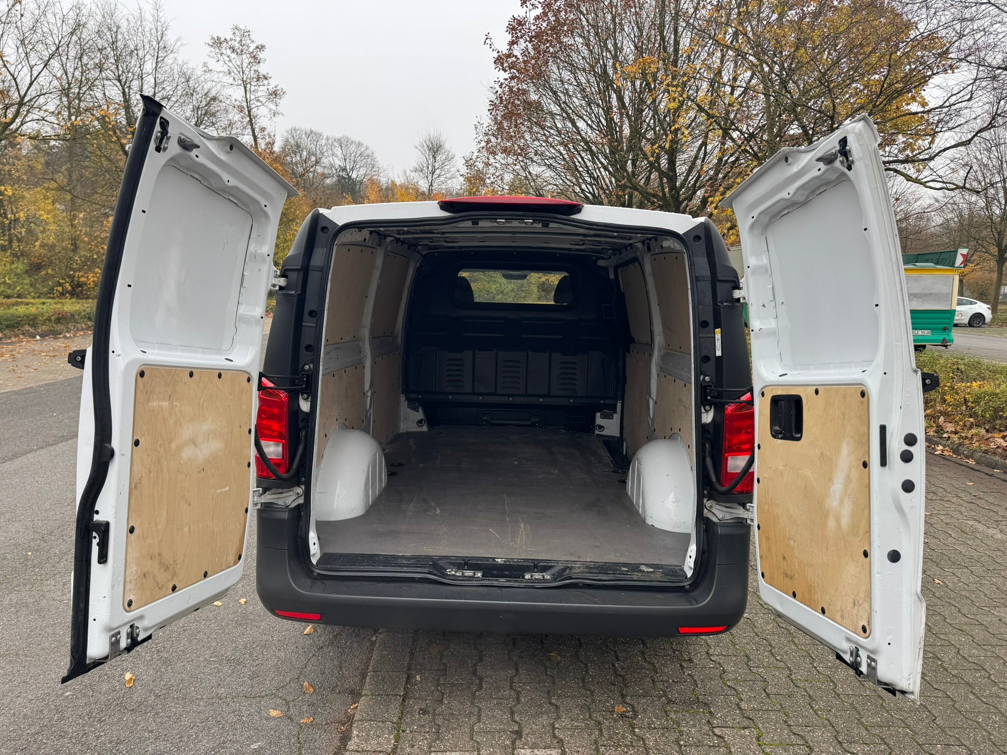 Mercedes-Benz Vito extra lang L2H1 - Transporter mieten ab 19,99 € / Std. – 4