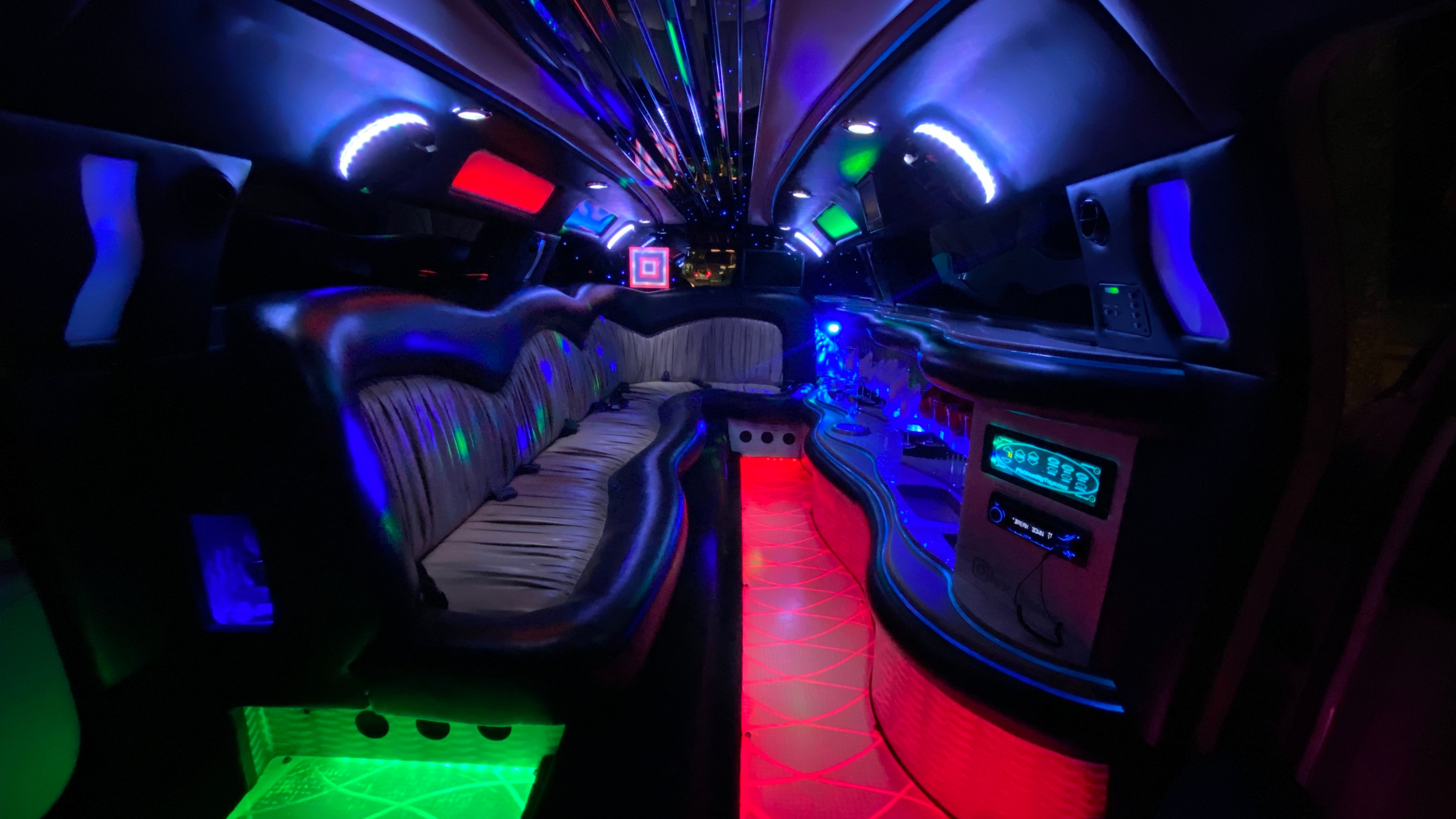 Luxuriöse, schneeweiße Hochzeitslimousine / Stretchlimousine / Stretchlimo – 4