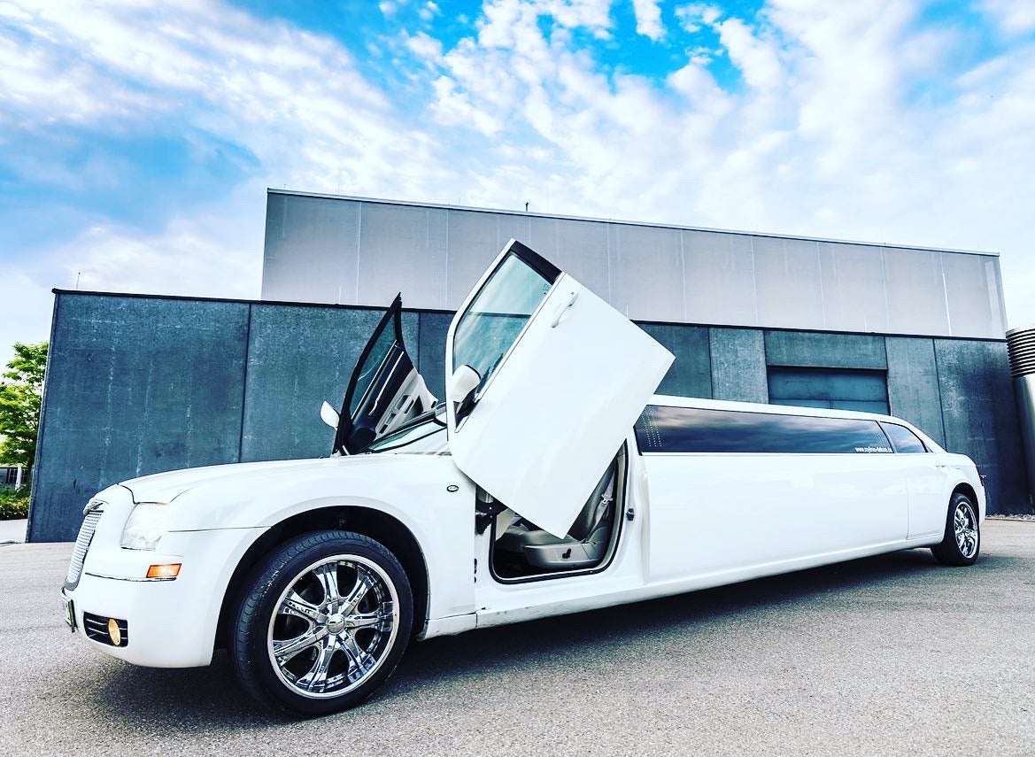 Luxuriöse, schneeweiße Hochzeitslimousine / Stretchlimousine / Stretchlimo – 2
