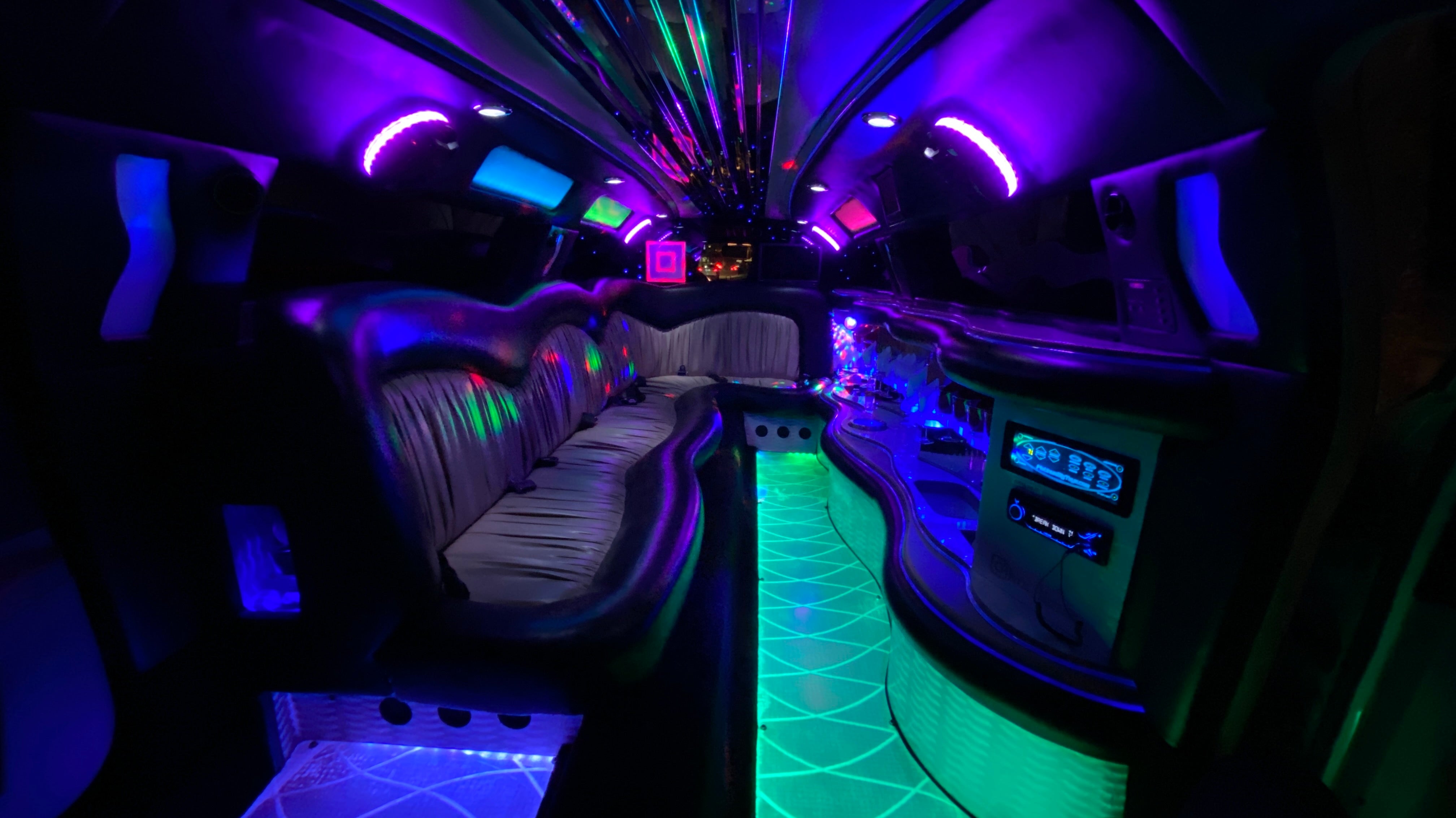 Luxuriöse, schneeweiße Hochzeitslimousine / Stretchlimousine / Stretchlimo – 3