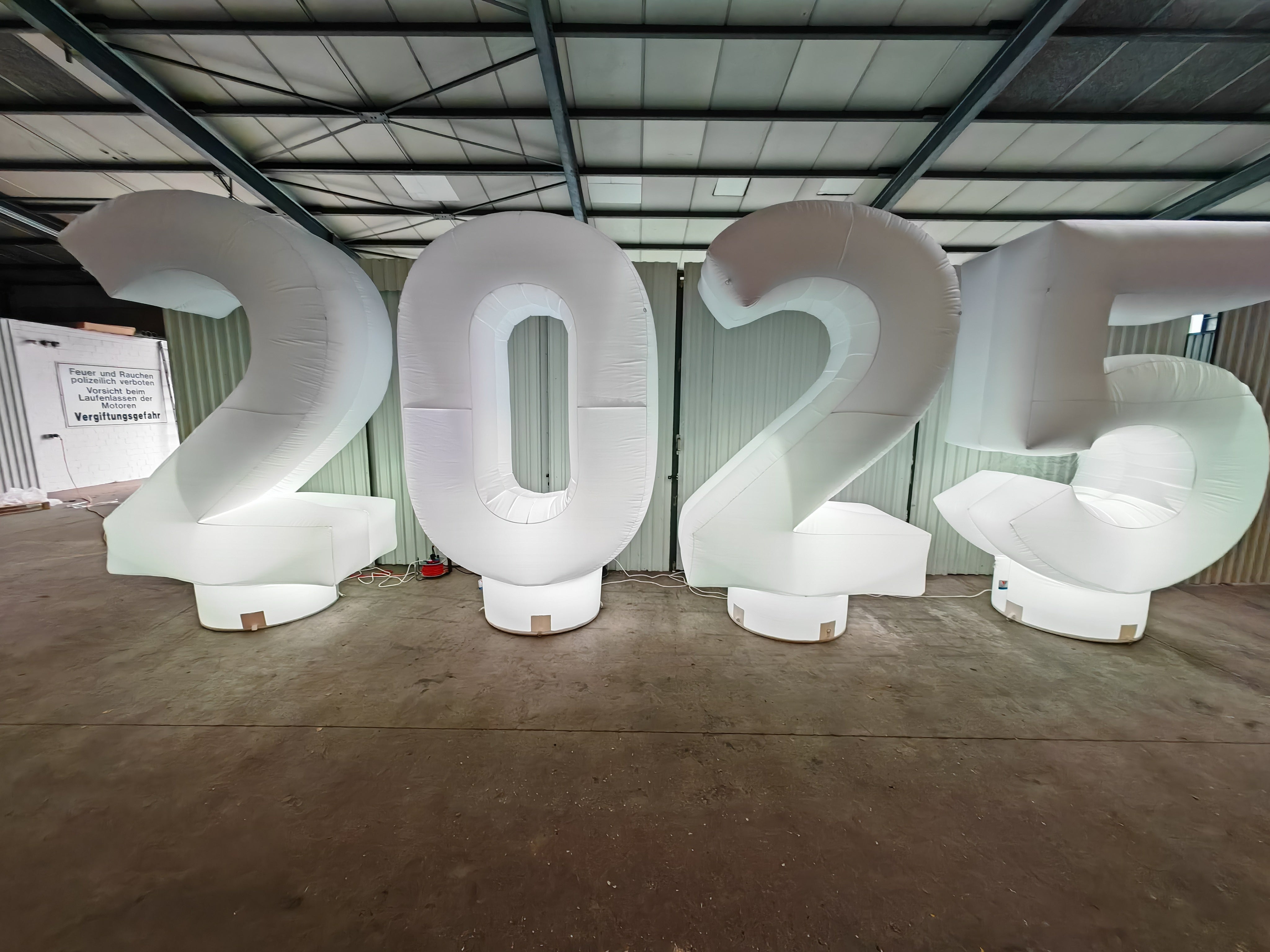 Aufblasbare Zahlen 2025 in 3 Metern für Bühne oder Silvesterfeier und Events in 2025 in weiß und mit Beleuchtung – 2