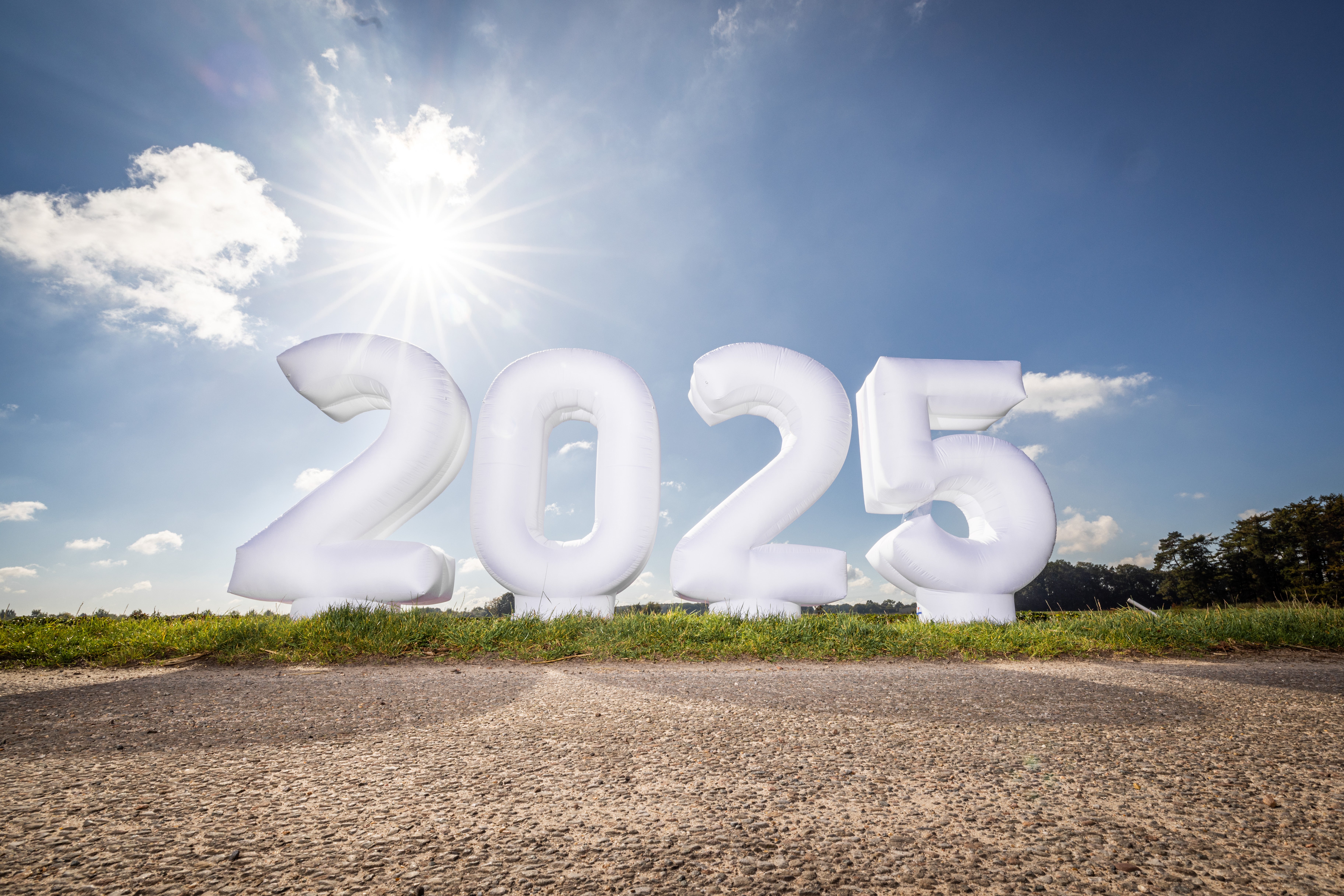 Aufblasbare Zahlen 2025 in 3 Metern für Bühne oder Silvesterfeier und Events in 2025 in weiß und mit Beleuchtung