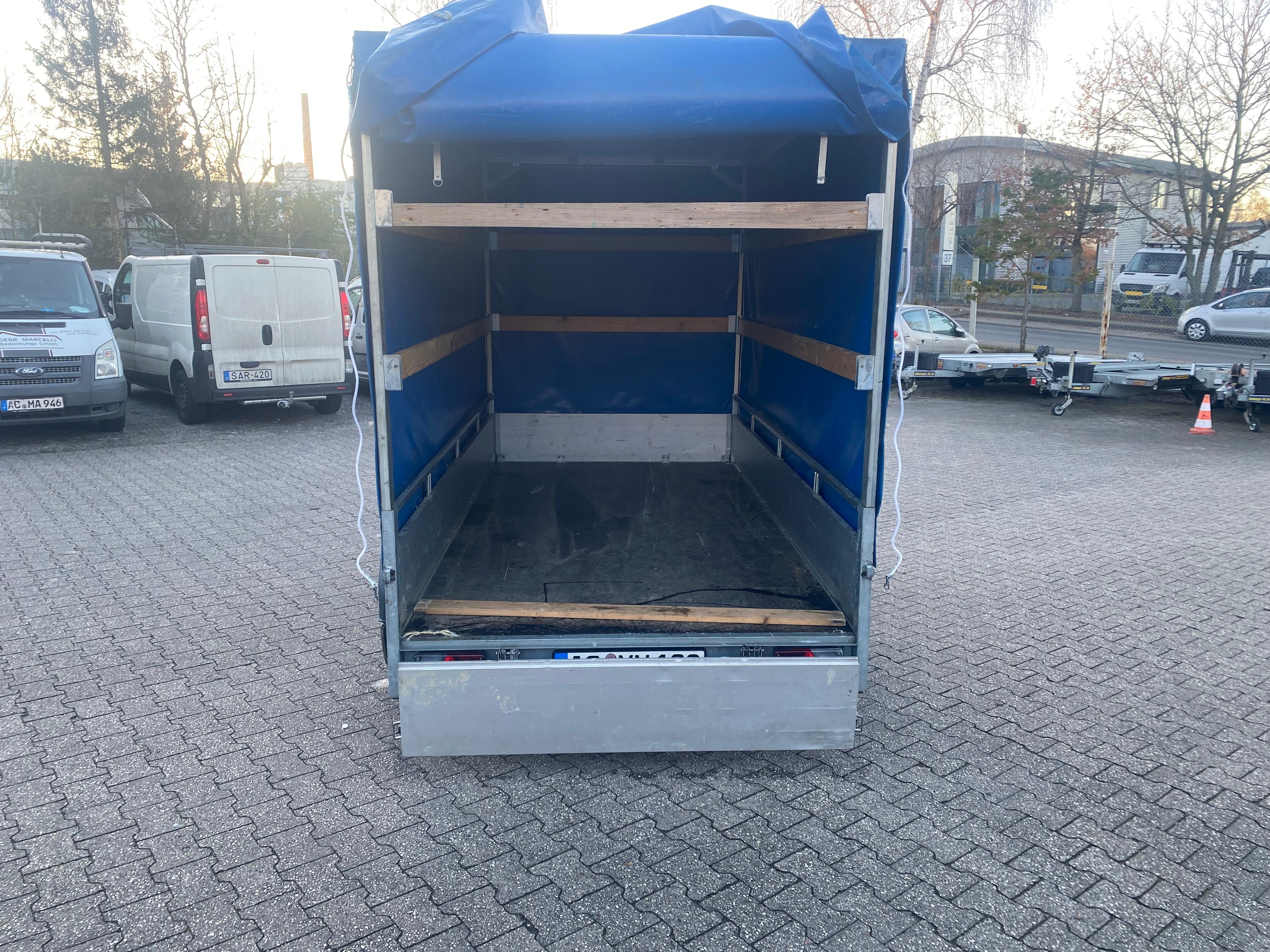 Planenanhänger / Kastenanhänger Tieflader geschlossen 2000 Kg – 4