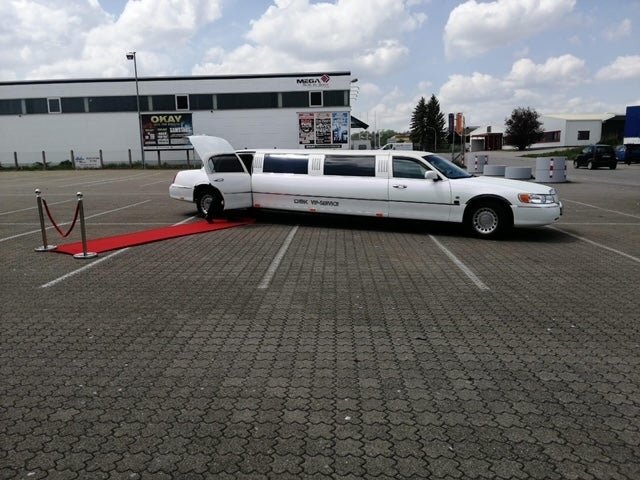 STRETCHLIMOUSINE FÜR IHRE ANLÄSSE IN DONAUESCHINGEN,BAD DÜRRHEIM,HÜFINGEN,BRÄUNLINGEN,BLUMBERG,VILLINGEN-SCHWENNINGEN,ROTTWEIL,SCHRAMBERGTUTTLINGEN,BALINGEN,SINGEN,KONSTANZ,BONNDORF,LÖFFINGEN,WALDSHUT – 2