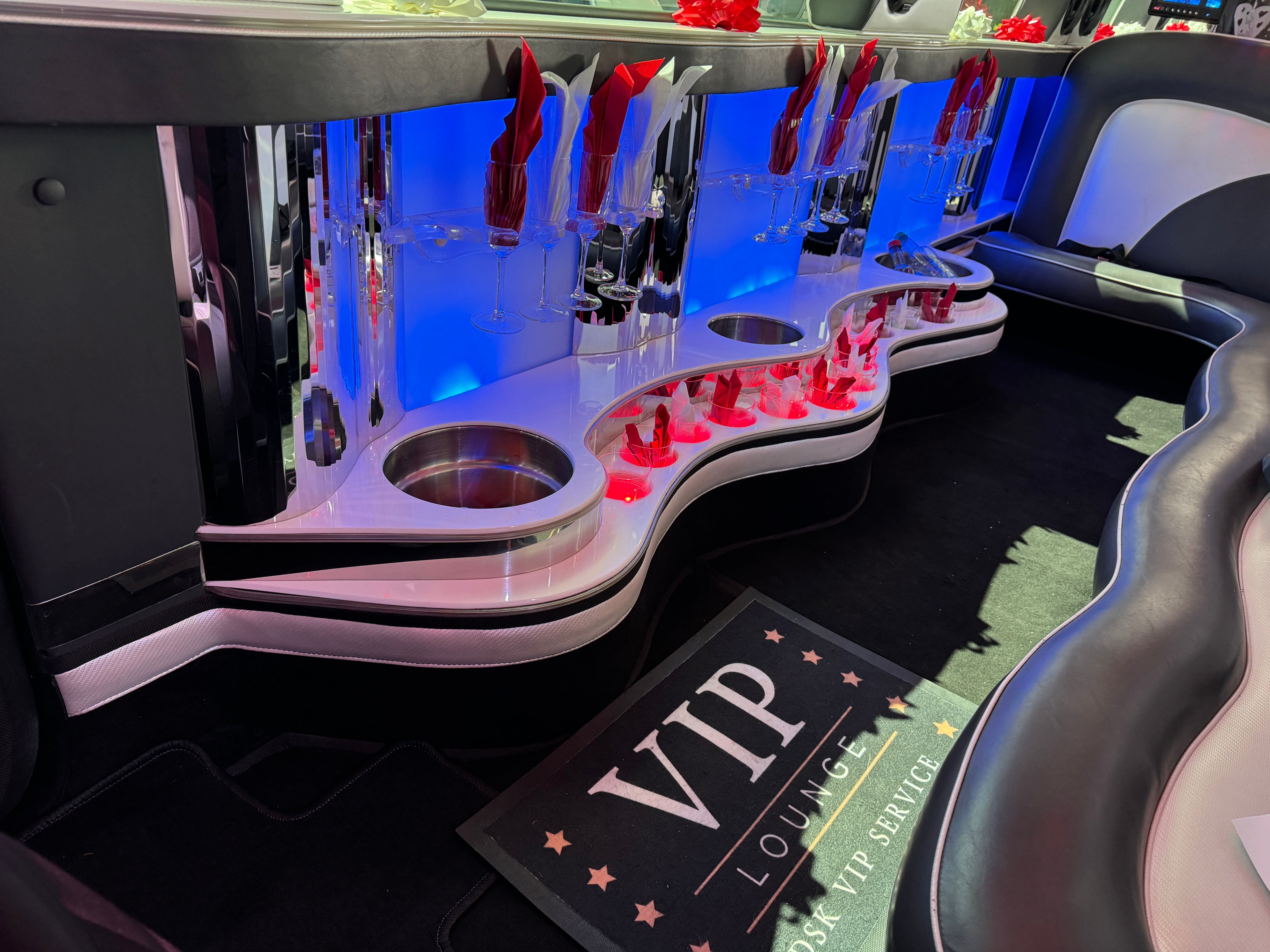 STRETCHLIMOUSINE FÜR IHRE ANLÄSSE IN DONAUESCHINGEN,BAD DÜRRHEIM,HÜFINGEN,BRÄUNLINGEN,BLUMBERG,VILLINGEN-SCHWENNINGEN,ROTTWEIL,SCHRAMBERGTUTTLINGEN,BALINGEN,SINGEN,KONSTANZ,BONNDORF,LÖFFINGEN,WALDSHUT – 4
