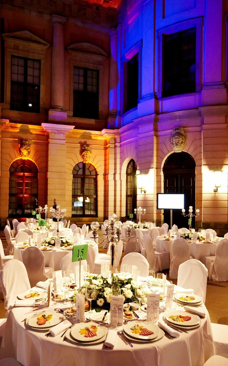 Polsterstuhl mit Husse, runder Tisch mit Tischdecke, Galatisch, Dinnertisch, Hochzeit – 4