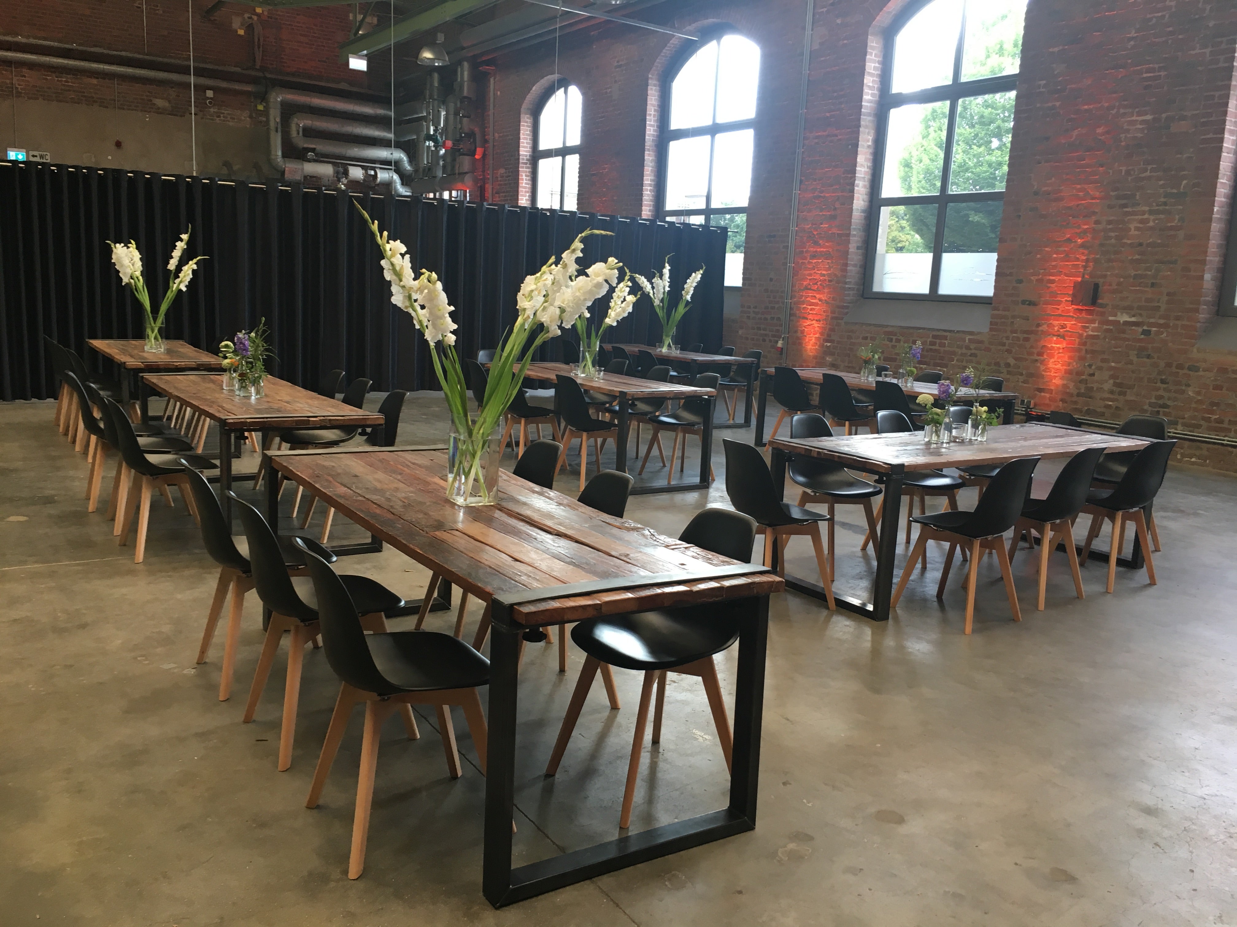 Diningtisch im Industrialstyle, Stuhl Keeve schwarz, Holzbohlentisch im Vintagestyle, Designerstuhl – 4