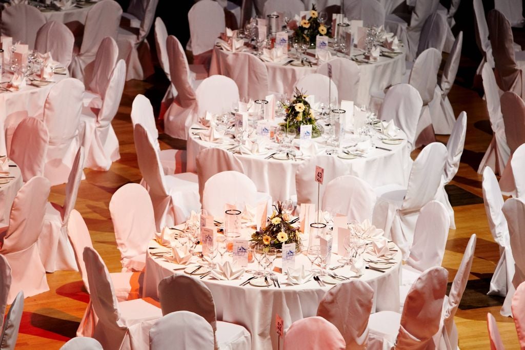 Polsterstuhl mit Husse, runder Tisch mit Tischdecke, Galatisch, Dinnertisch, Hochzeit – 3