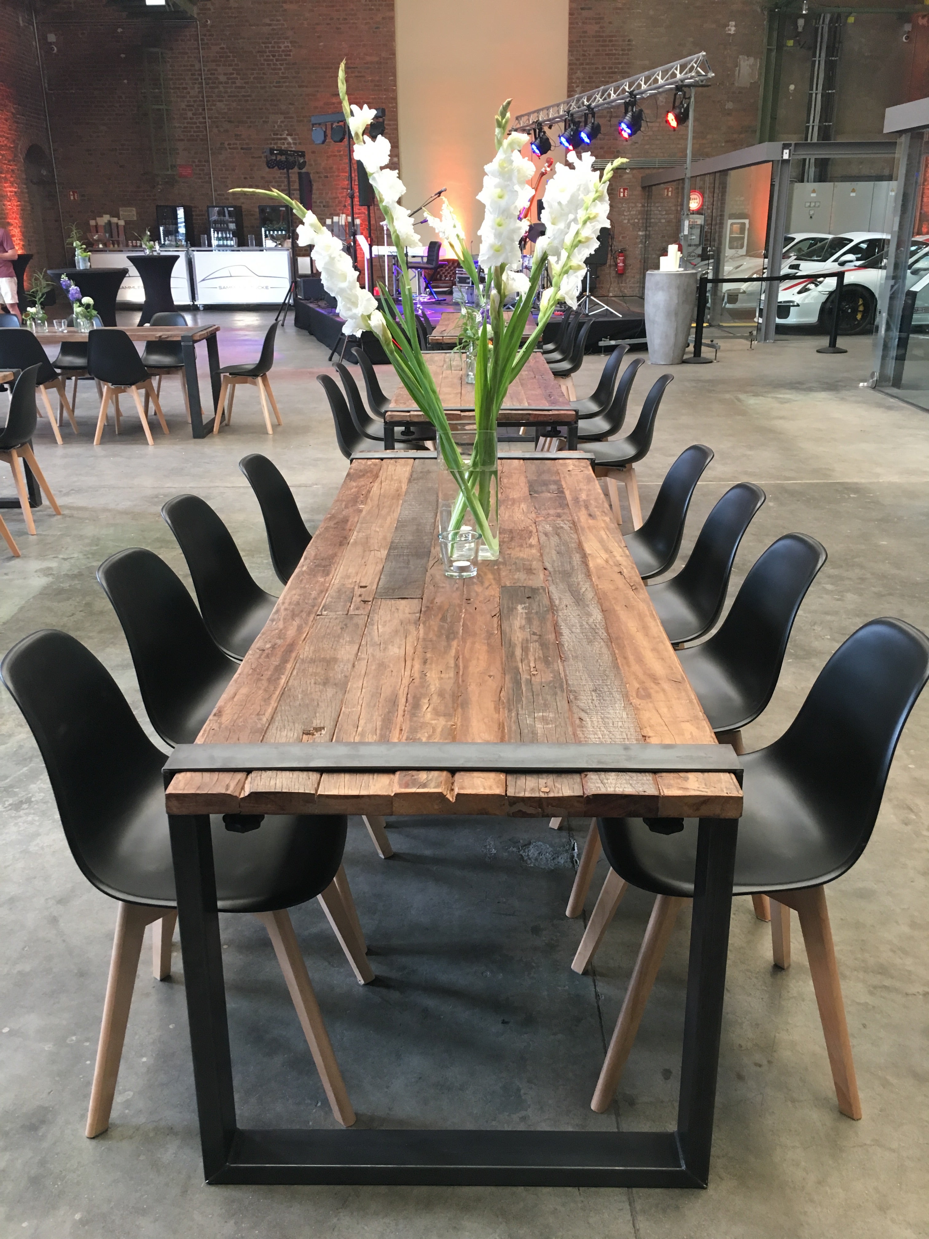 Diningtisch im Industrialstyle, Stuhl Keeve schwarz, Holzbohlentisch im Vintagestyle, Designerstuhl – 2