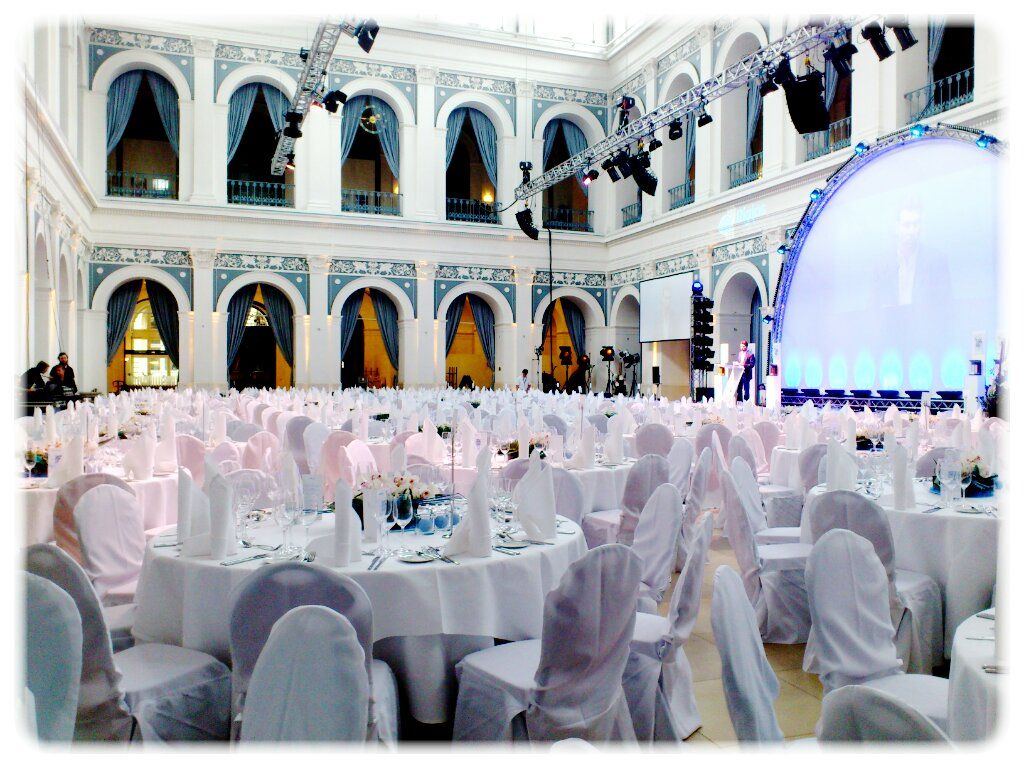 Polsterstuhl mit Husse, runder Tisch mit Tischdecke, Galatisch, Dinnertisch, Hochzeit – 2